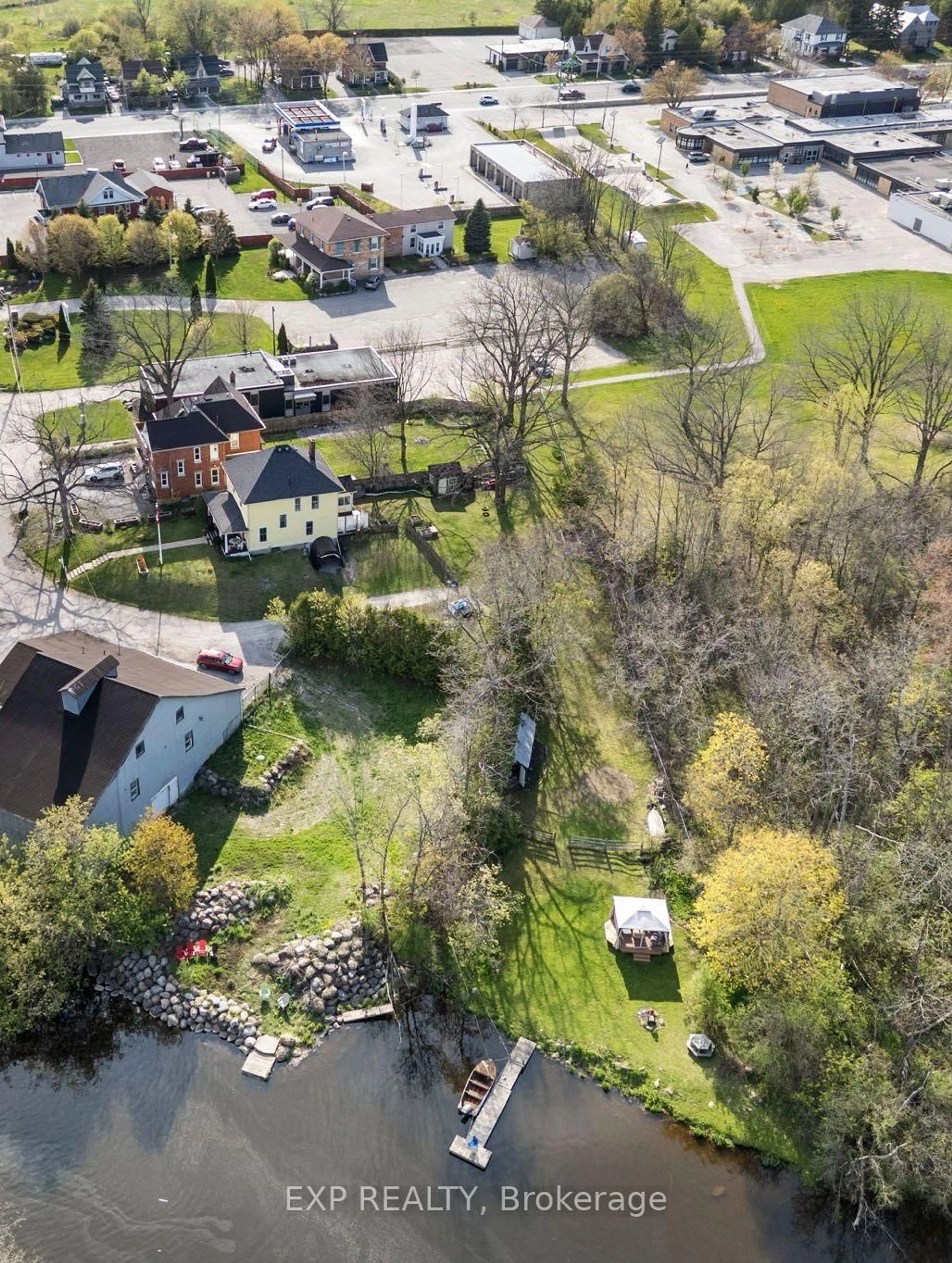 A pic from outside/outdoor area/front of a property/back of a property/a pic from drone, street for 145 High St, Georgina Ontario L0E 1R0