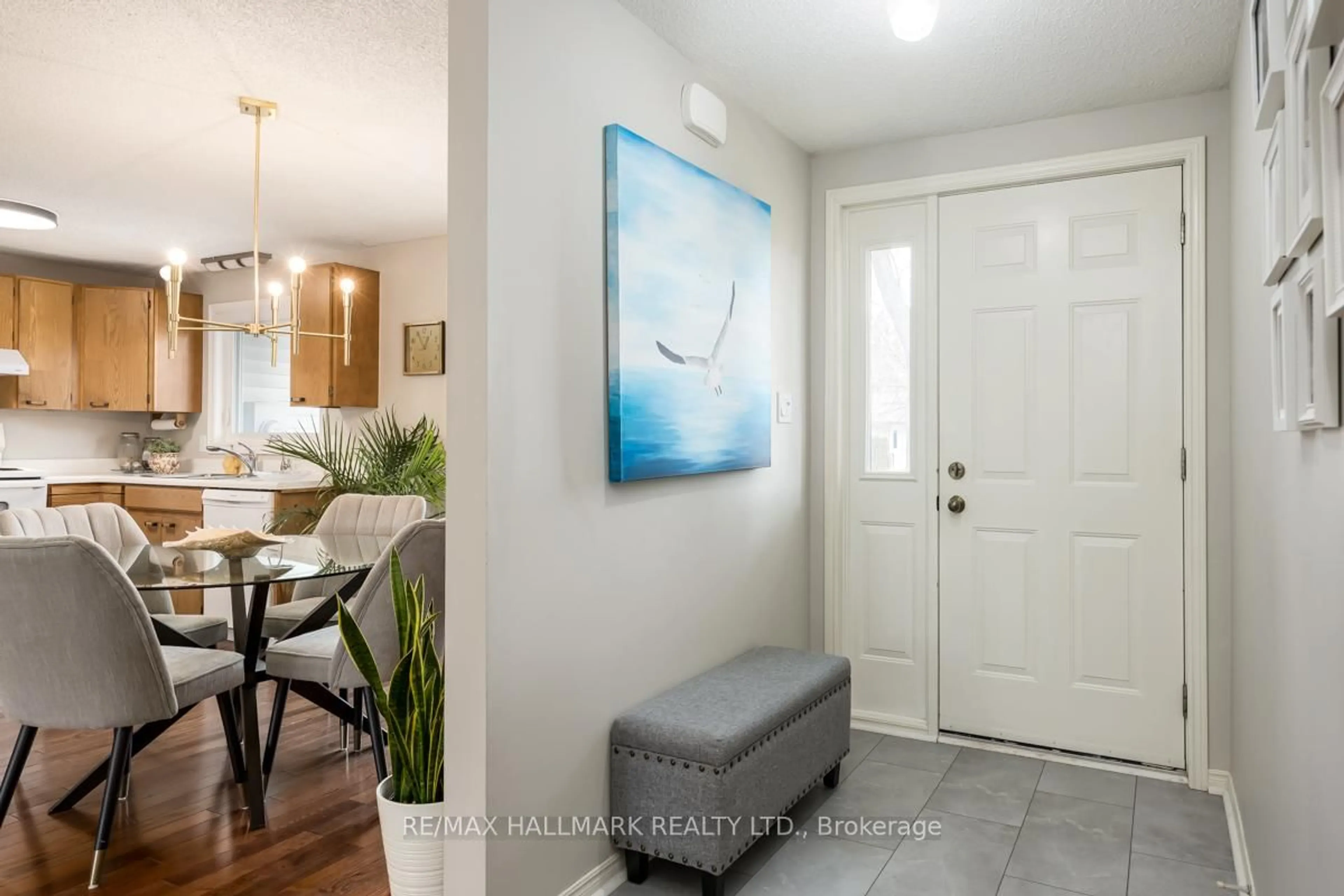 Indoor entryway for 81 Tecumseth Pines Dr, New Tecumseth Ontario L0G 1W0