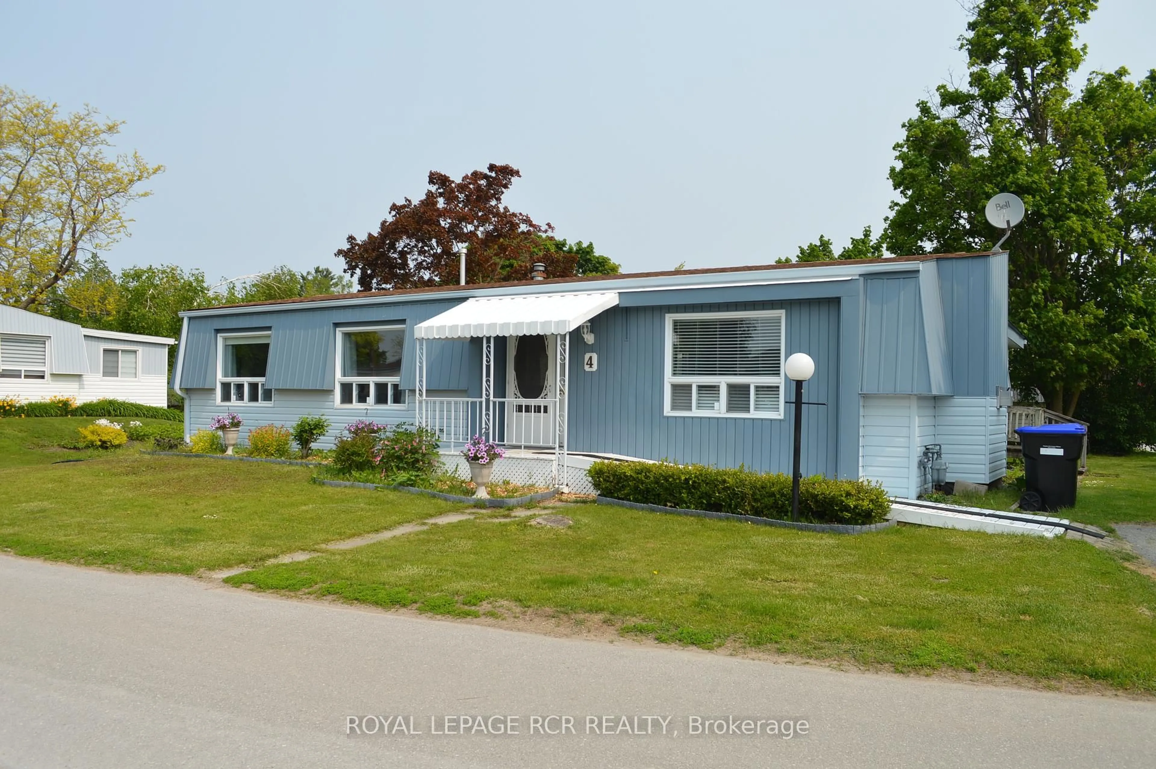 Home with vinyl exterior material, street for 4 Linden Lane, Innisfil Ontario L9S 1P4