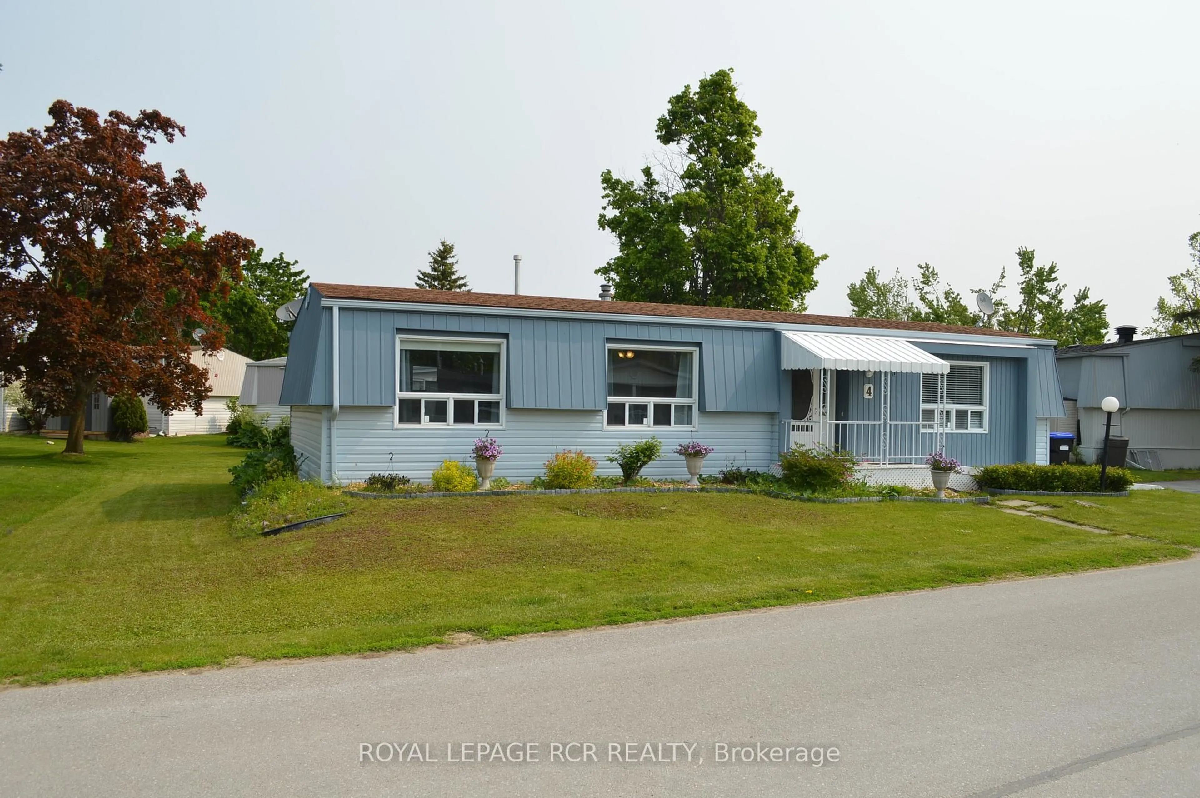 Home with vinyl exterior material, street for 4 Linden Lane, Innisfil Ontario L9S 1P4