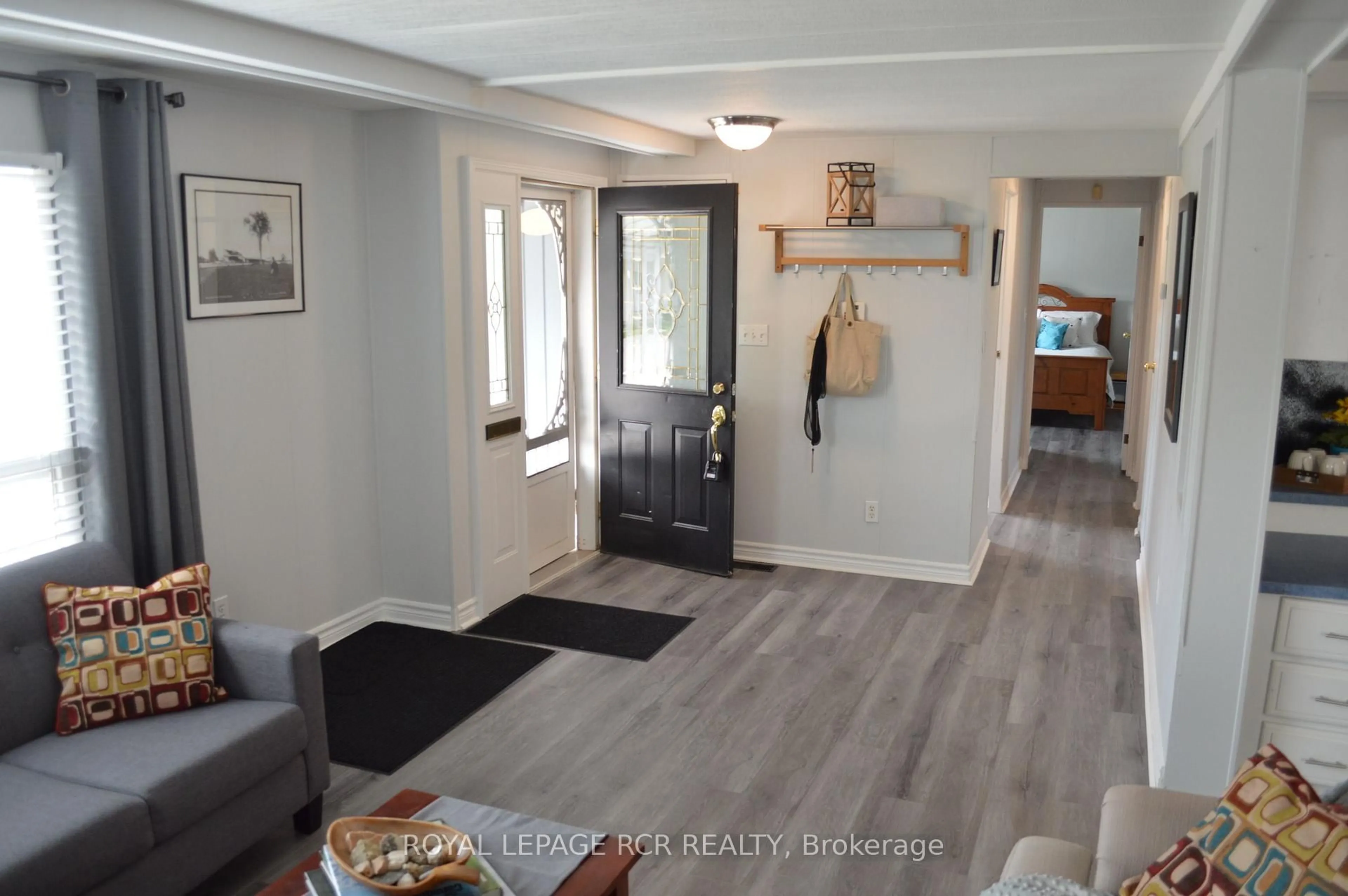 Indoor entryway for 4 Linden Lane, Innisfil Ontario L9S 1P4