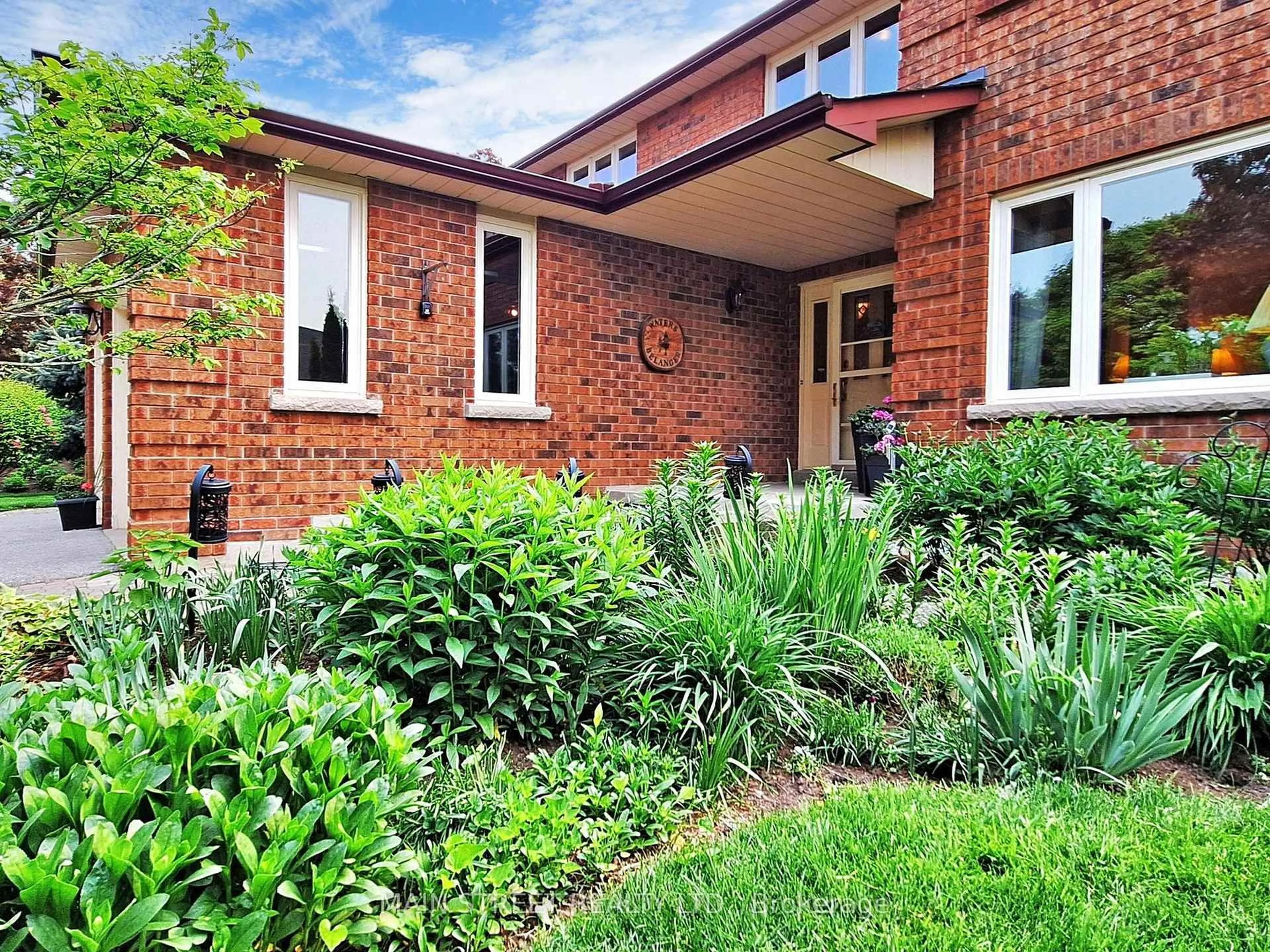 Home with brick exterior material, street for 28 Munro Cres, Uxbridge Ontario L9P 1L5