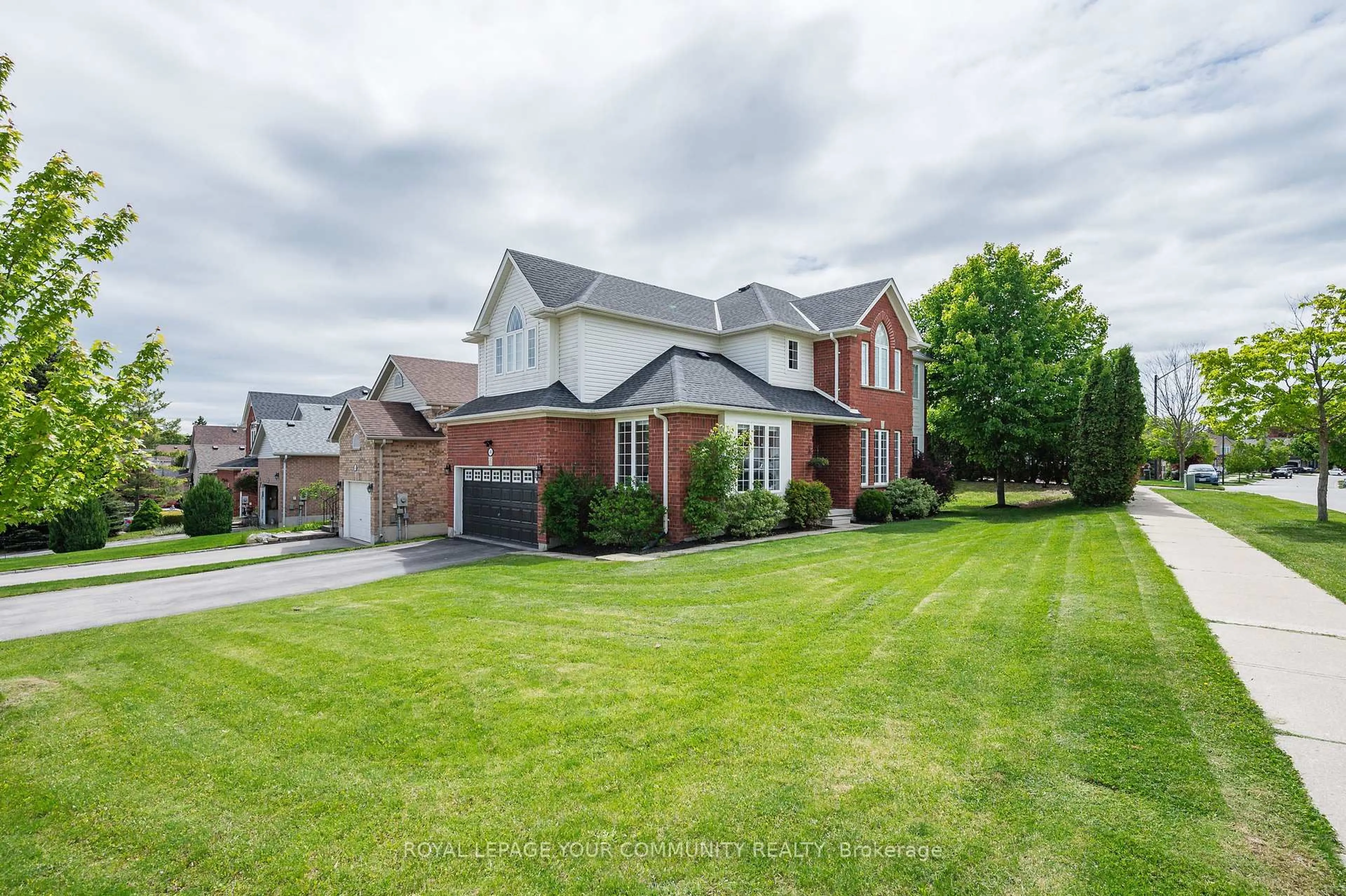 A pic from outside/outdoor area/front of a property/back of a property/a pic from drone, street for 48 Dr Jones Dr, King Ontario L0G 1T0