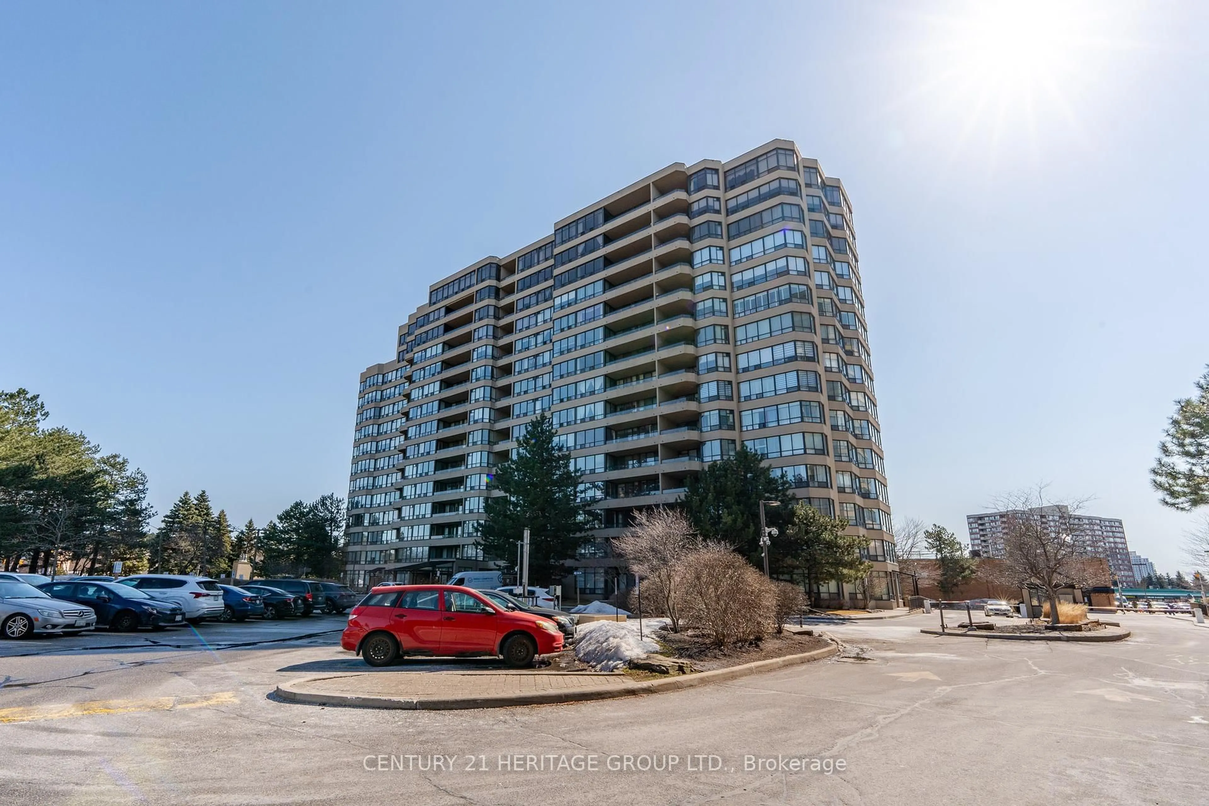 A pic from outside/outdoor area/front of a property/back of a property/a pic from drone, unknown for 32 Clarissa Dr #1520, Richmond Hill Ontario L4C 9R7