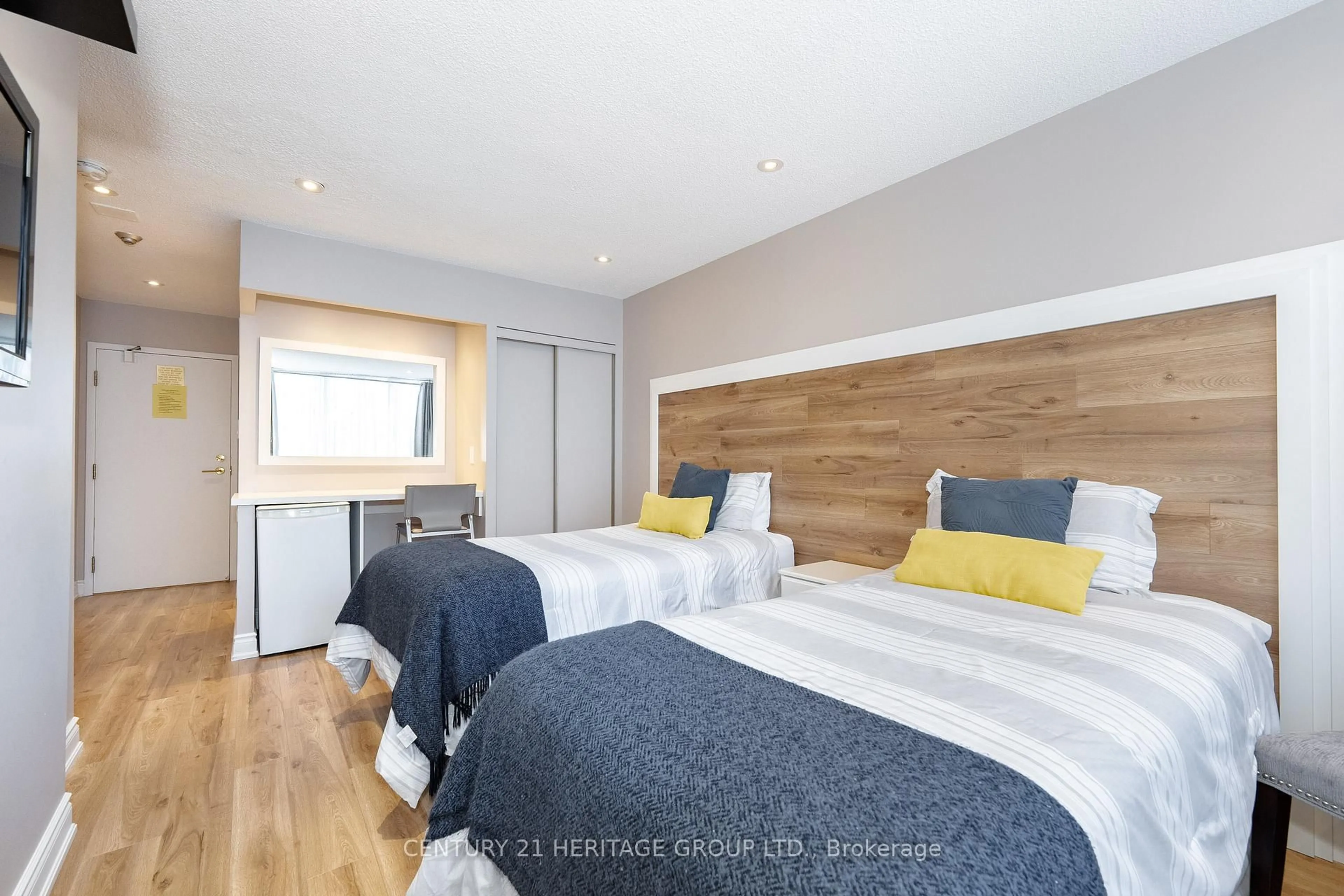 Bedroom with bed, wood/laminate floor for 32 Clarissa Dr #1520, Richmond Hill Ontario L4C 9R7