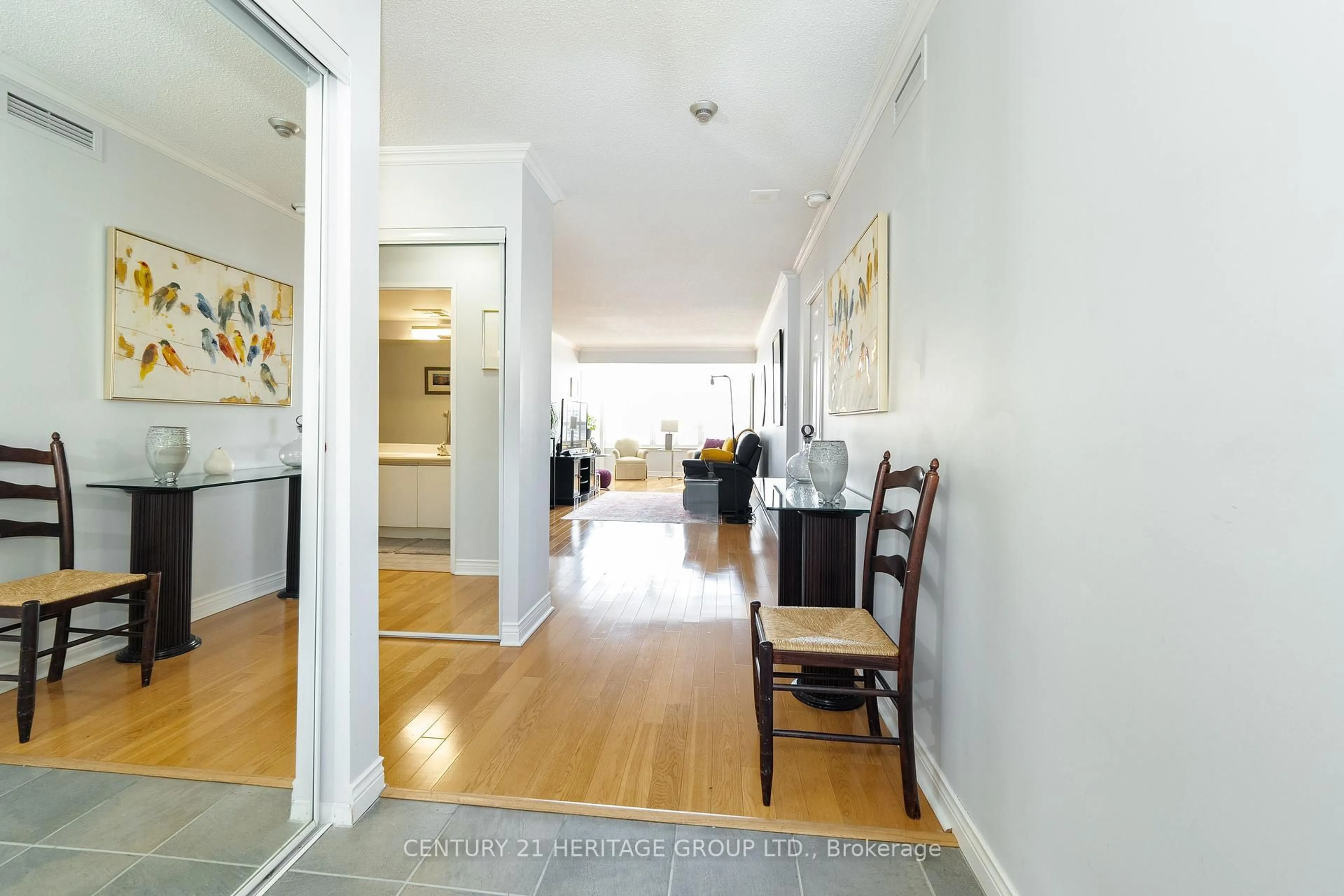 Indoor foyer for 32 Clarissa Dr #1520, Richmond Hill Ontario L4C 9R7