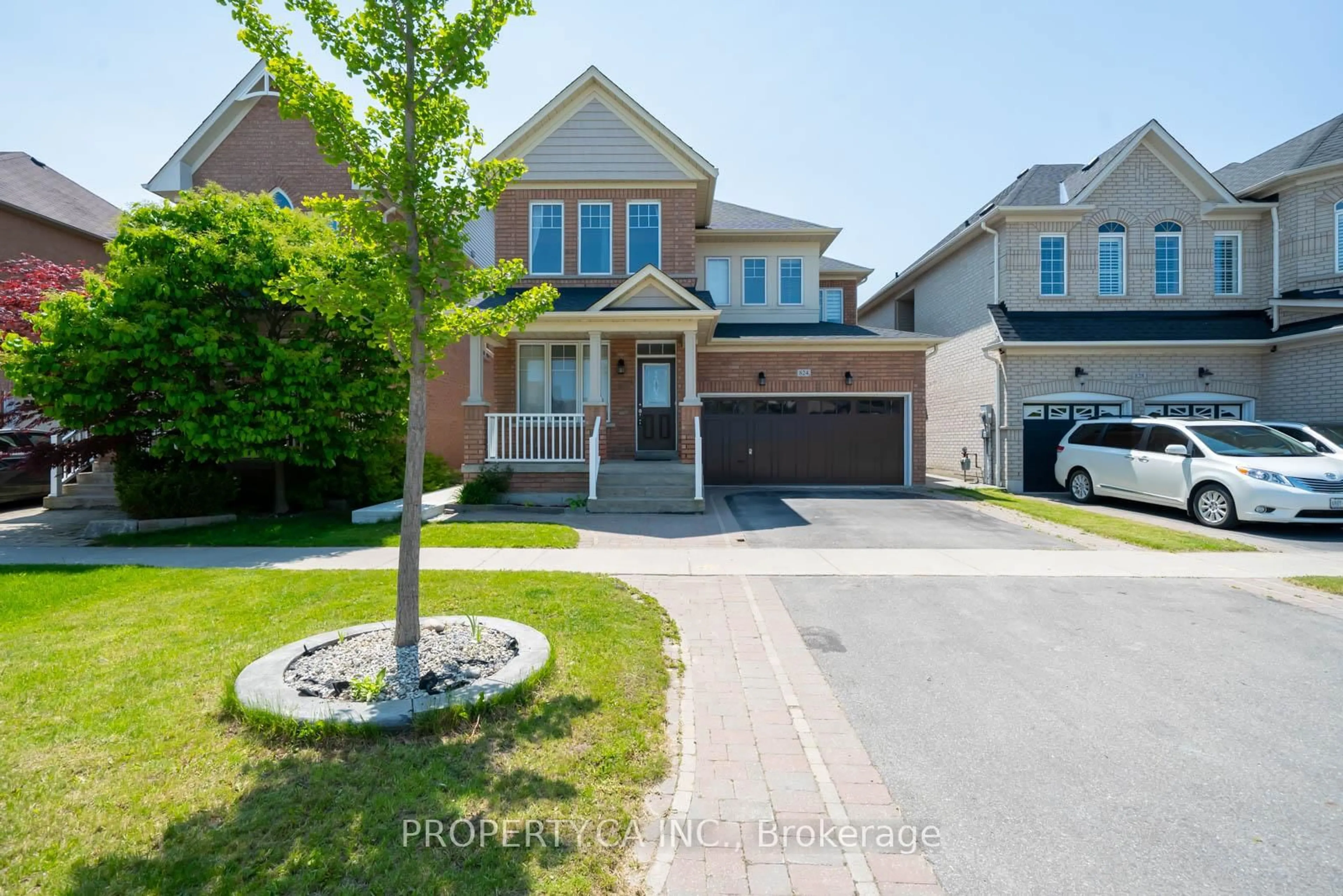 A pic from outside/outdoor area/front of a property/back of a property/a pic from drone, street for 824 Millard St, Whitchurch-Stouffville Ontario L4A 0B6
