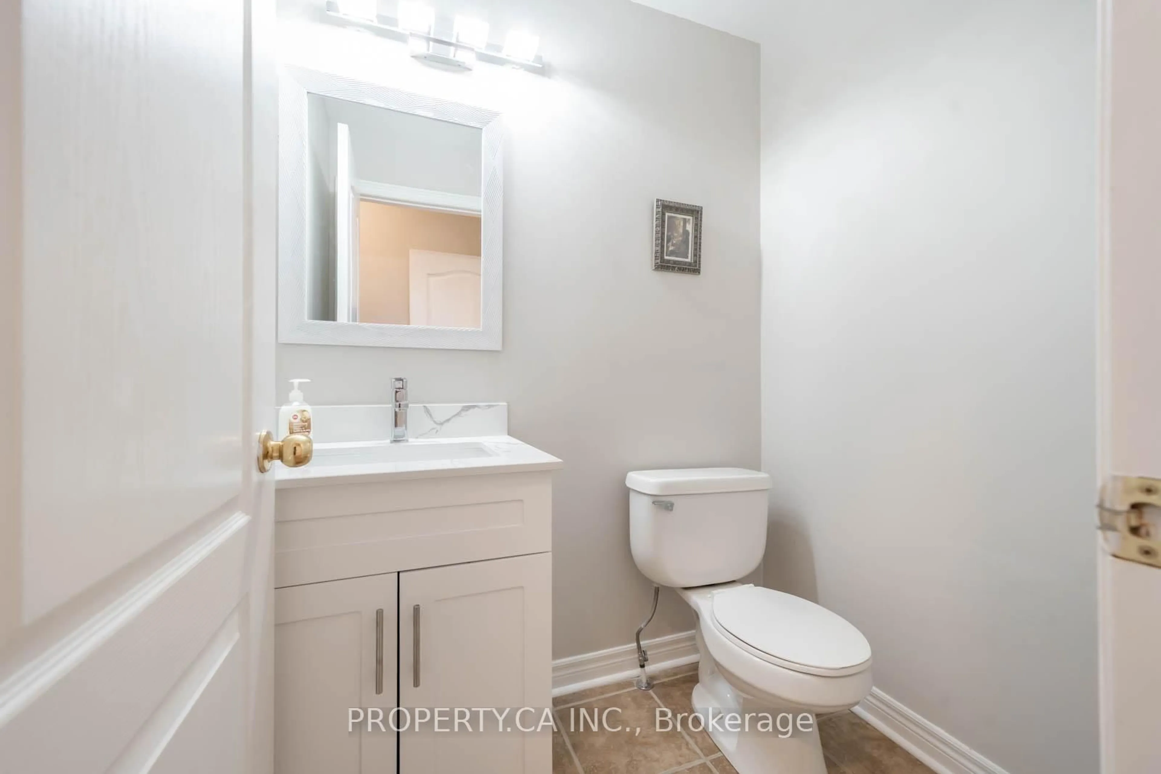 Standard bathroom, ceramic/tile floor for 824 Millard St, Whitchurch-Stouffville Ontario L4A 0B6