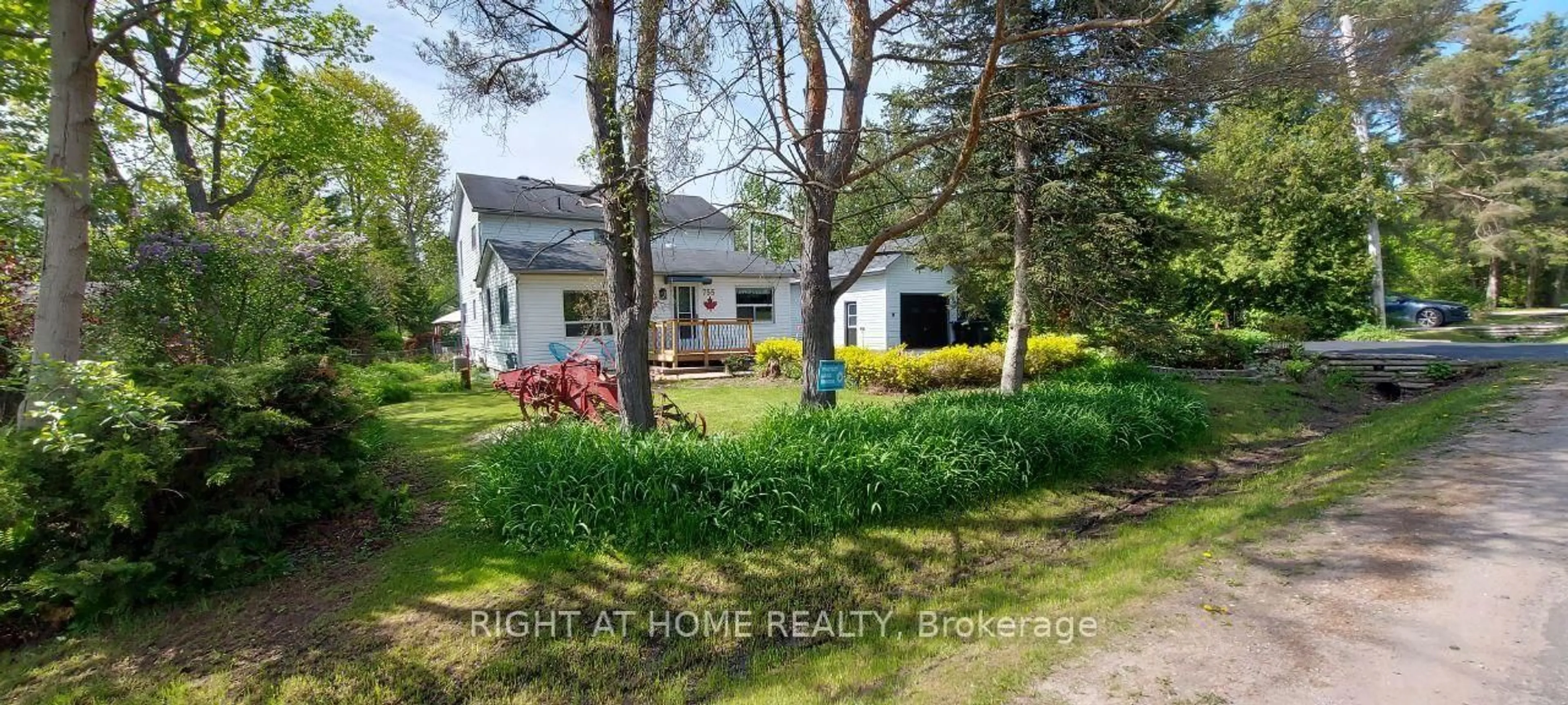 A pic from outside/outdoor area/front of a property/back of a property/a pic from drone, street for 755 Happy Vale Dr, Innisfil Ontario L9S 2E5