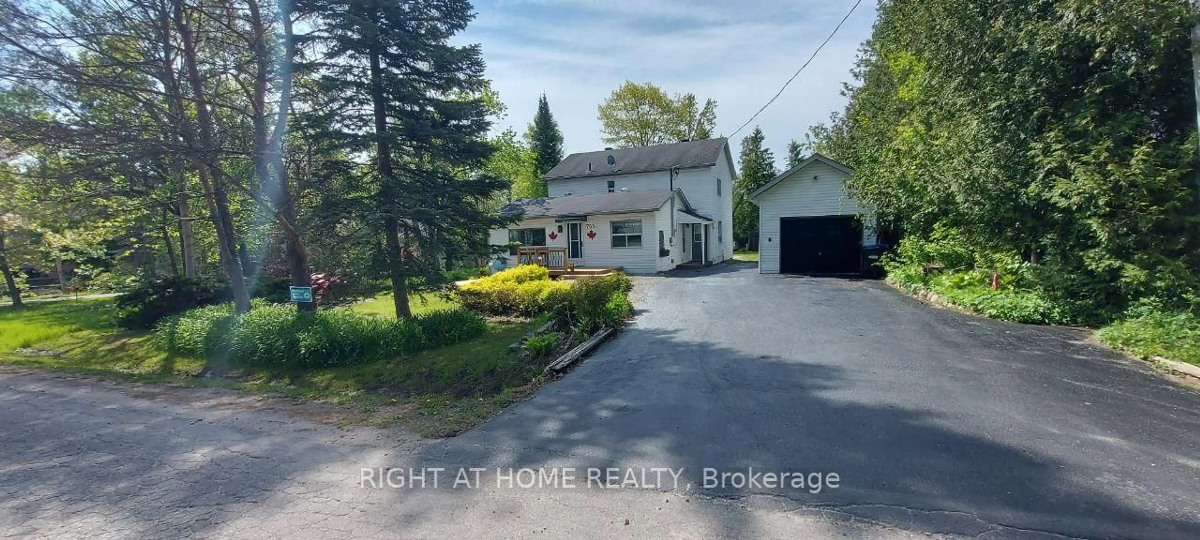 A pic from outside/outdoor area/front of a property/back of a property/a pic from drone, street for 755 Happy Vale Dr, Innisfil Ontario L9S 2E5