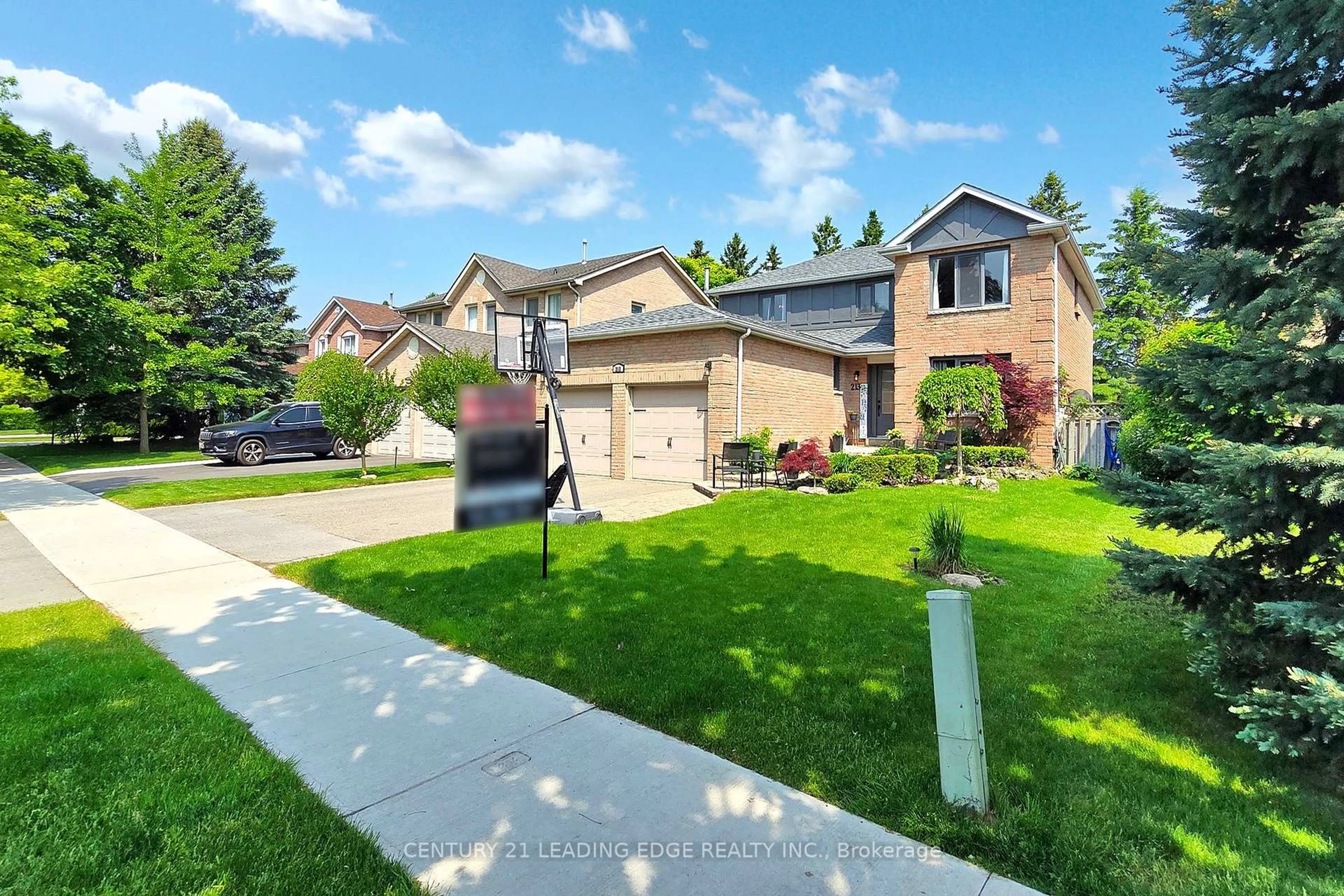 A pic from outside/outdoor area/front of a property/back of a property/a pic from drone, street for 213 MCCAFFREY Rd, Newmarket Ontario L3X 1K1