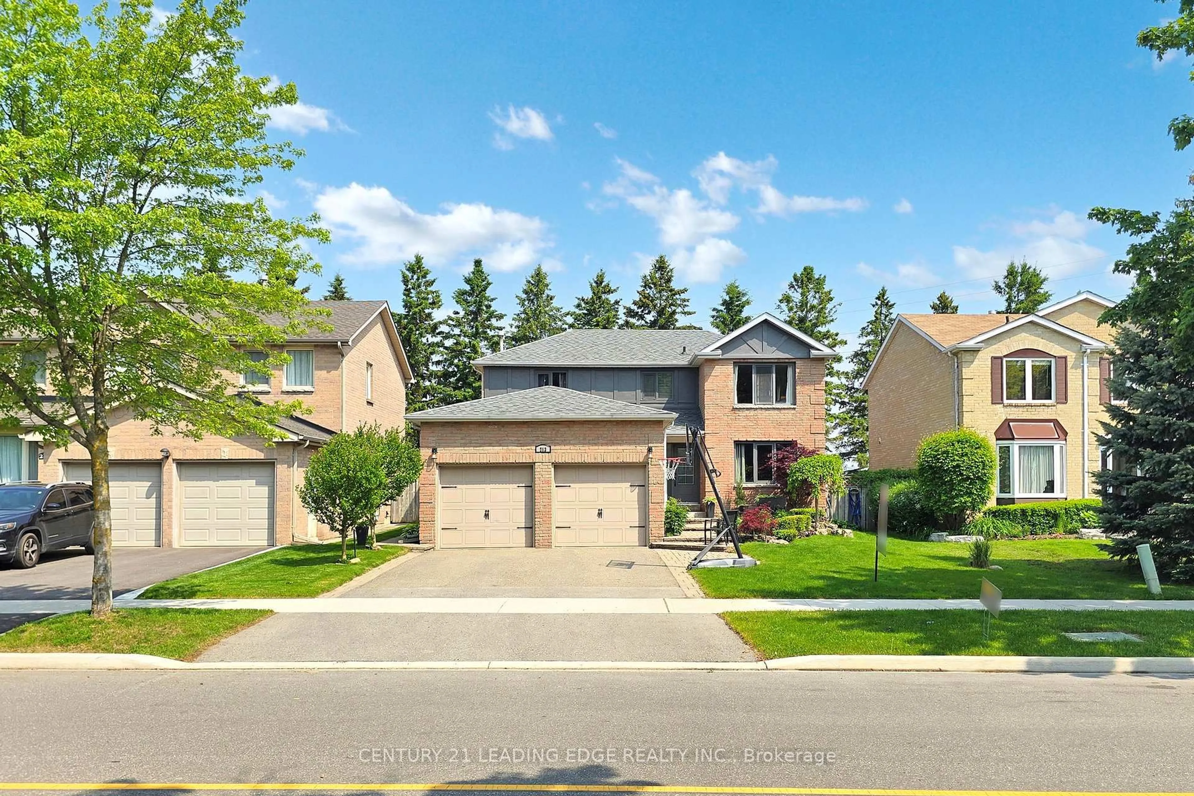 A pic from outside/outdoor area/front of a property/back of a property/a pic from drone, street for 213 MCCAFFREY Rd, Newmarket Ontario L3X 1K1
