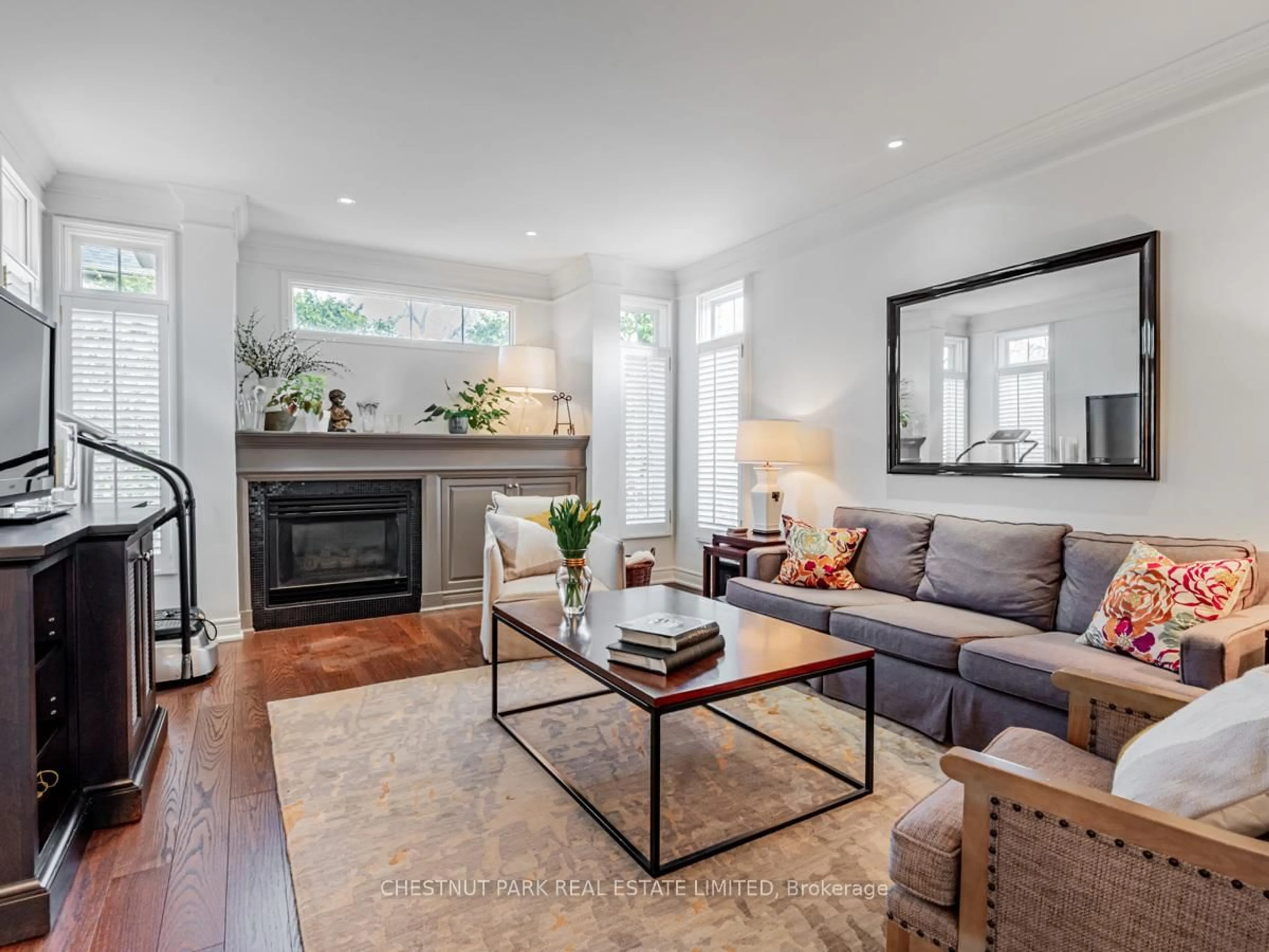 Living room with furniture, unknown for 86 Forest Lane Dr, Vaughan Ontario L4J 3N8