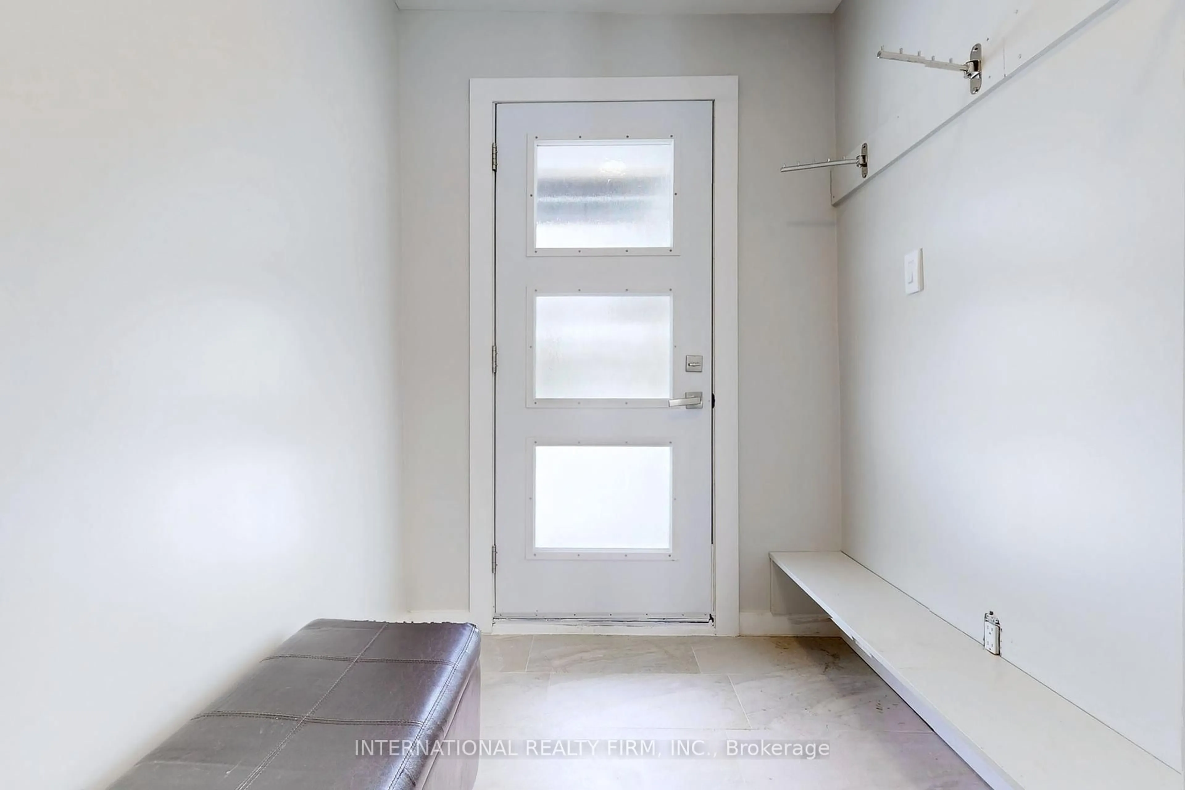 Indoor entryway for 355 Hollywood Dr, Georgina Ontario L4P 3A2