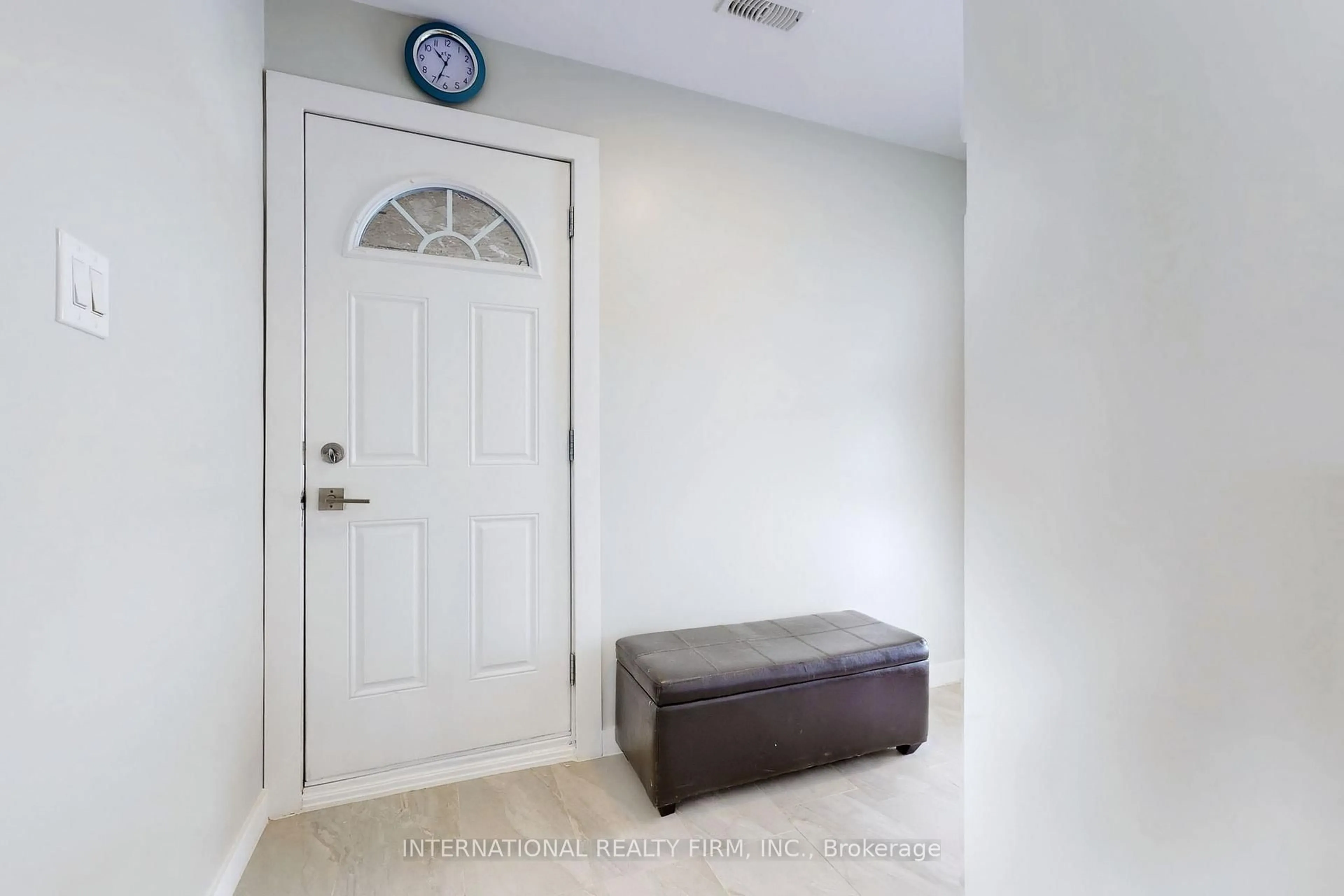 Indoor entryway for 355 Hollywood Dr, Georgina Ontario L4P 3A2