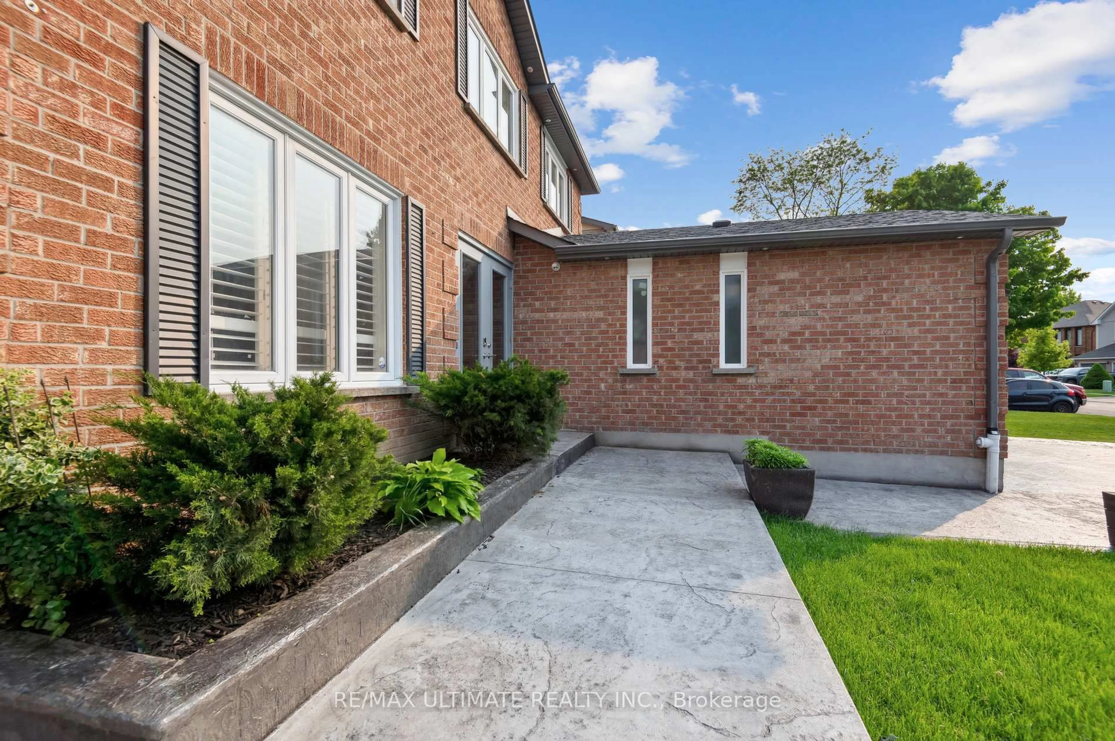 Home with brick exterior material, street for 437 Dorchester St, Newmarket Ontario L3Y 7Z7