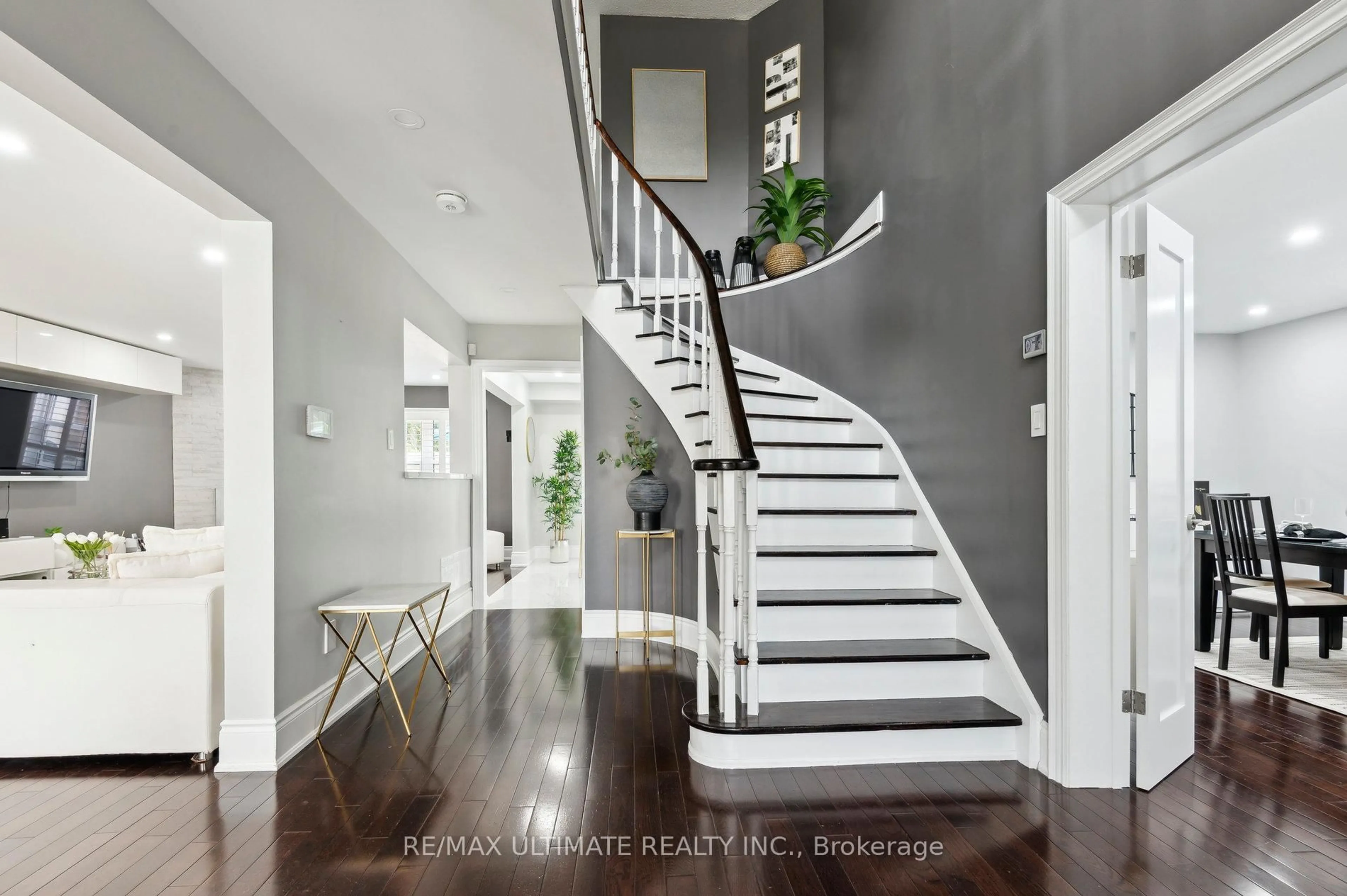 Stairs for 437 Dorchester St, Newmarket Ontario L3Y 7Z7