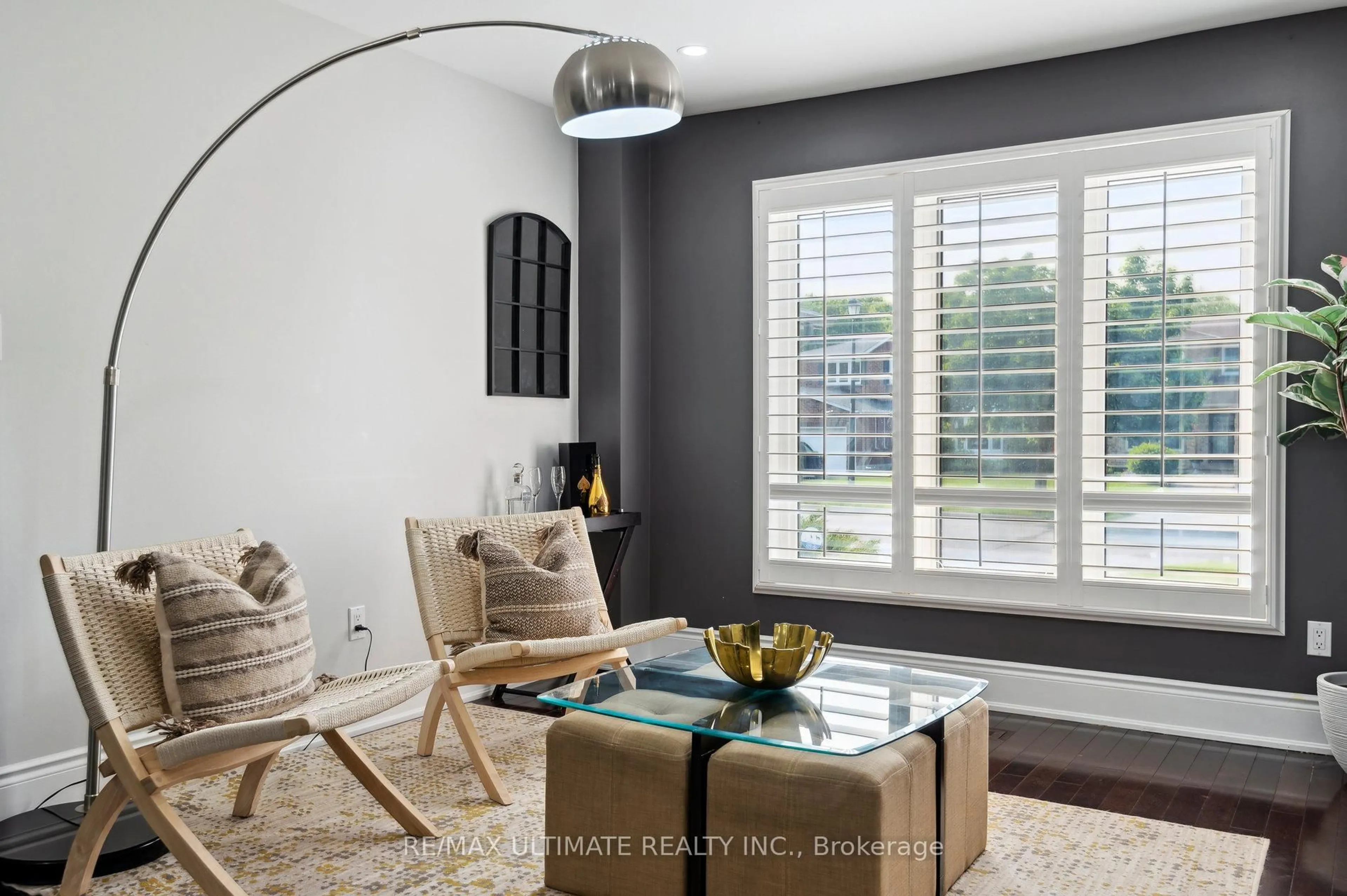 Living room with furniture, unknown for 437 Dorchester St, Newmarket Ontario L3Y 7Z7