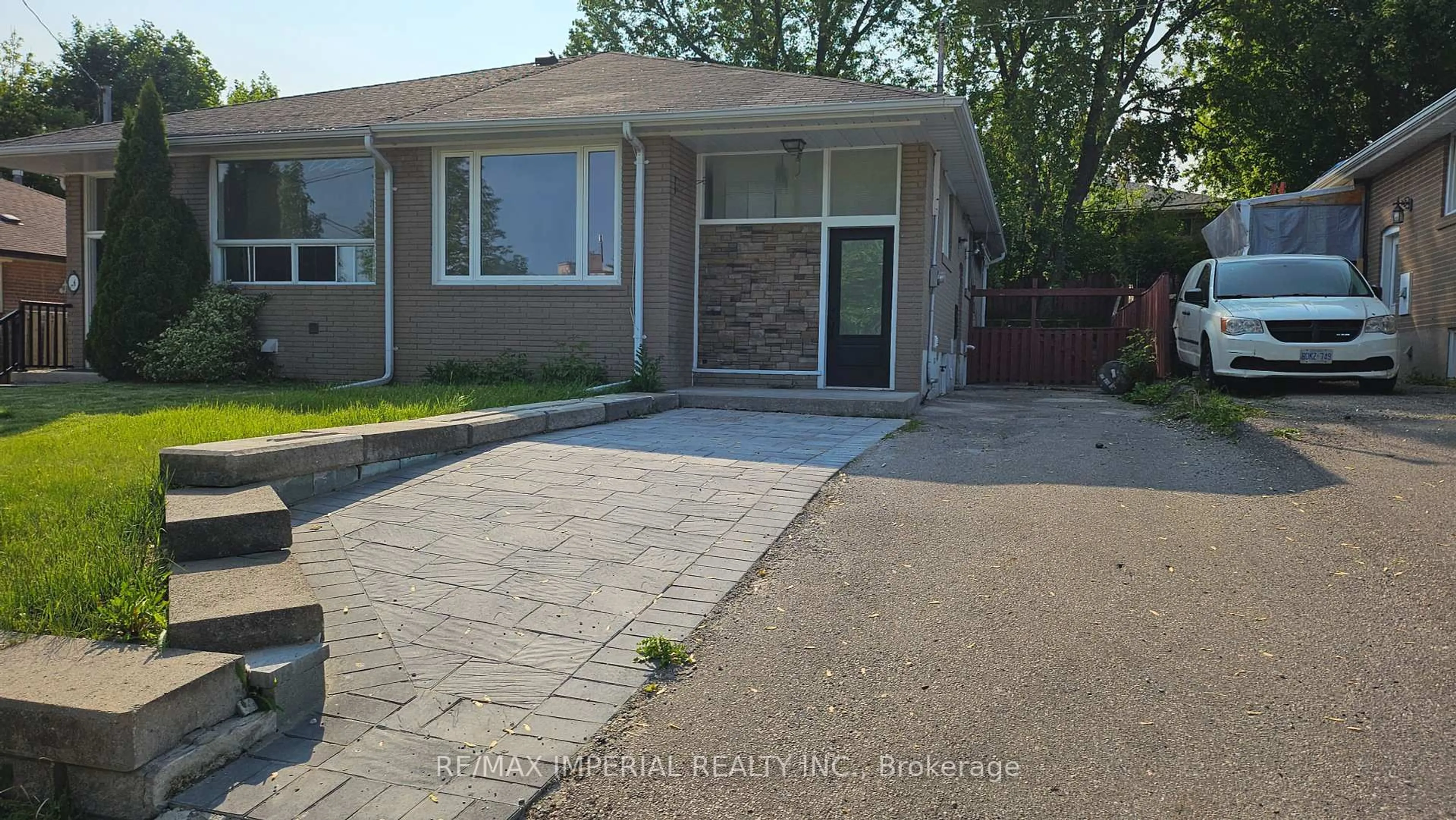 Unknown for 38 Lindsay Ave, Newmarket Ontario L3Y 4N6