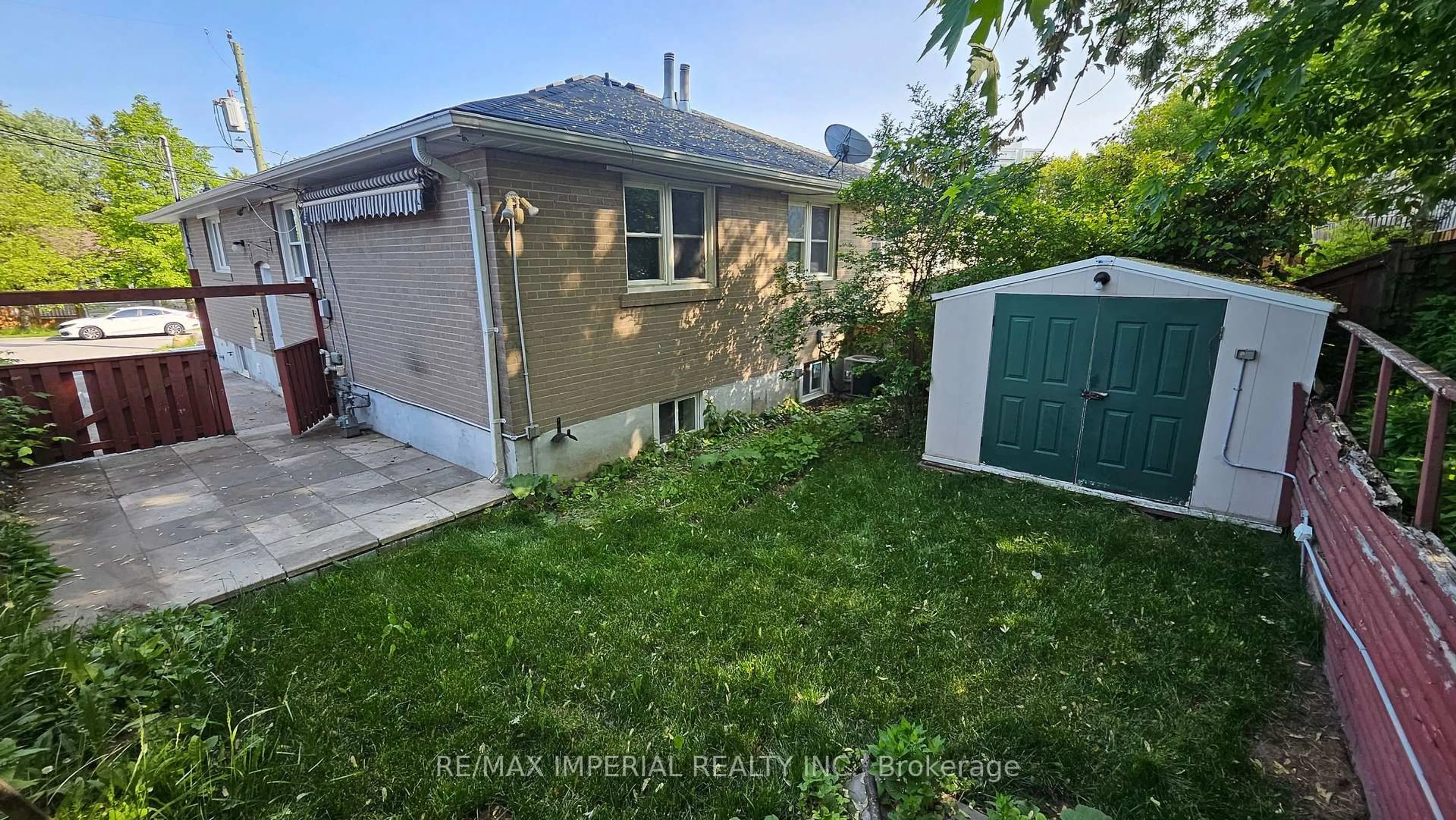 A pic from outside/outdoor area/front of a property/back of a property/a pic from drone, street for 38 Lindsay Ave, Newmarket Ontario L3Y 4N6
