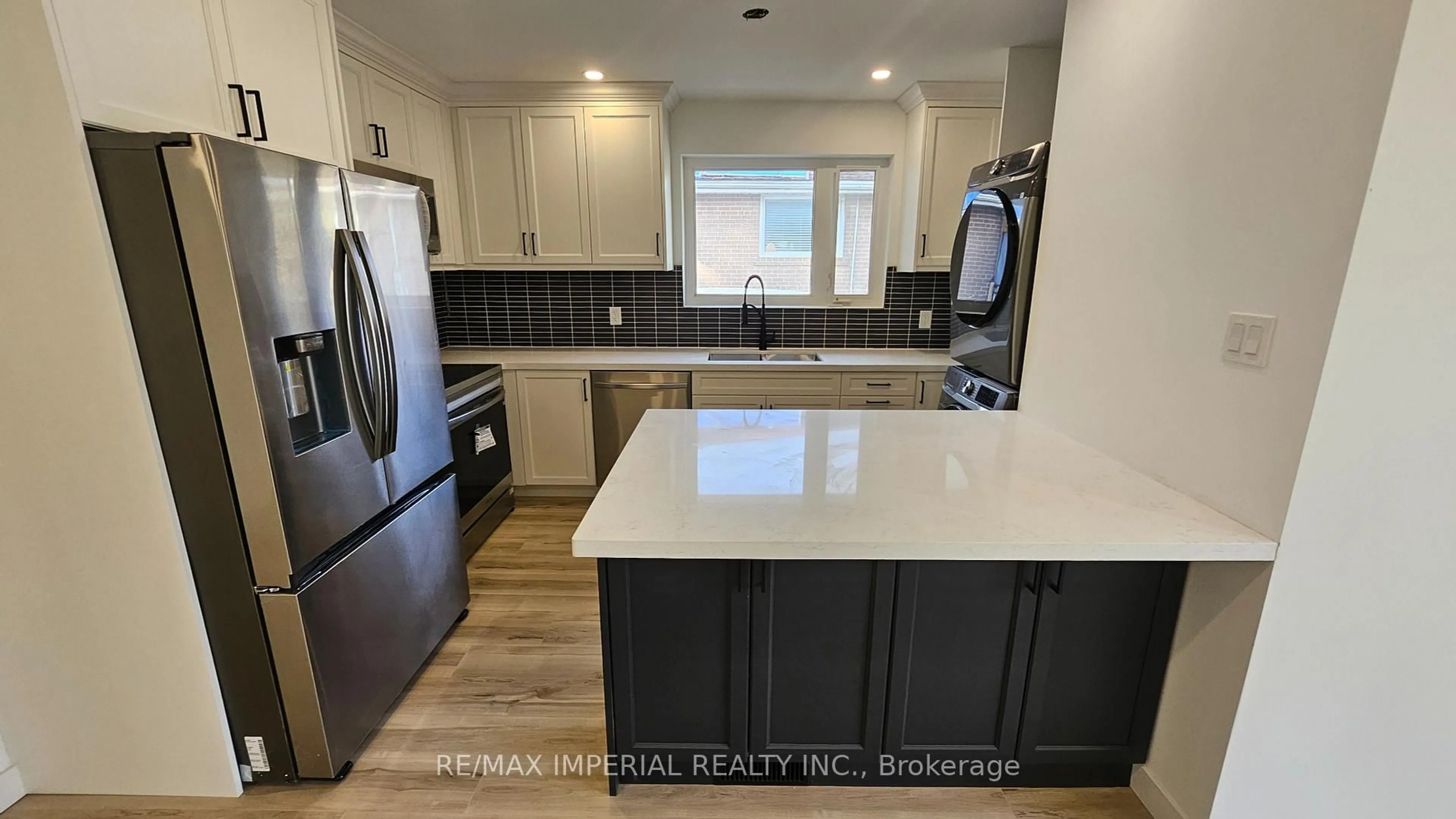Open concept kitchen, ceramic/tile floor for 38 Lindsay Ave, Newmarket Ontario L3Y 4N6