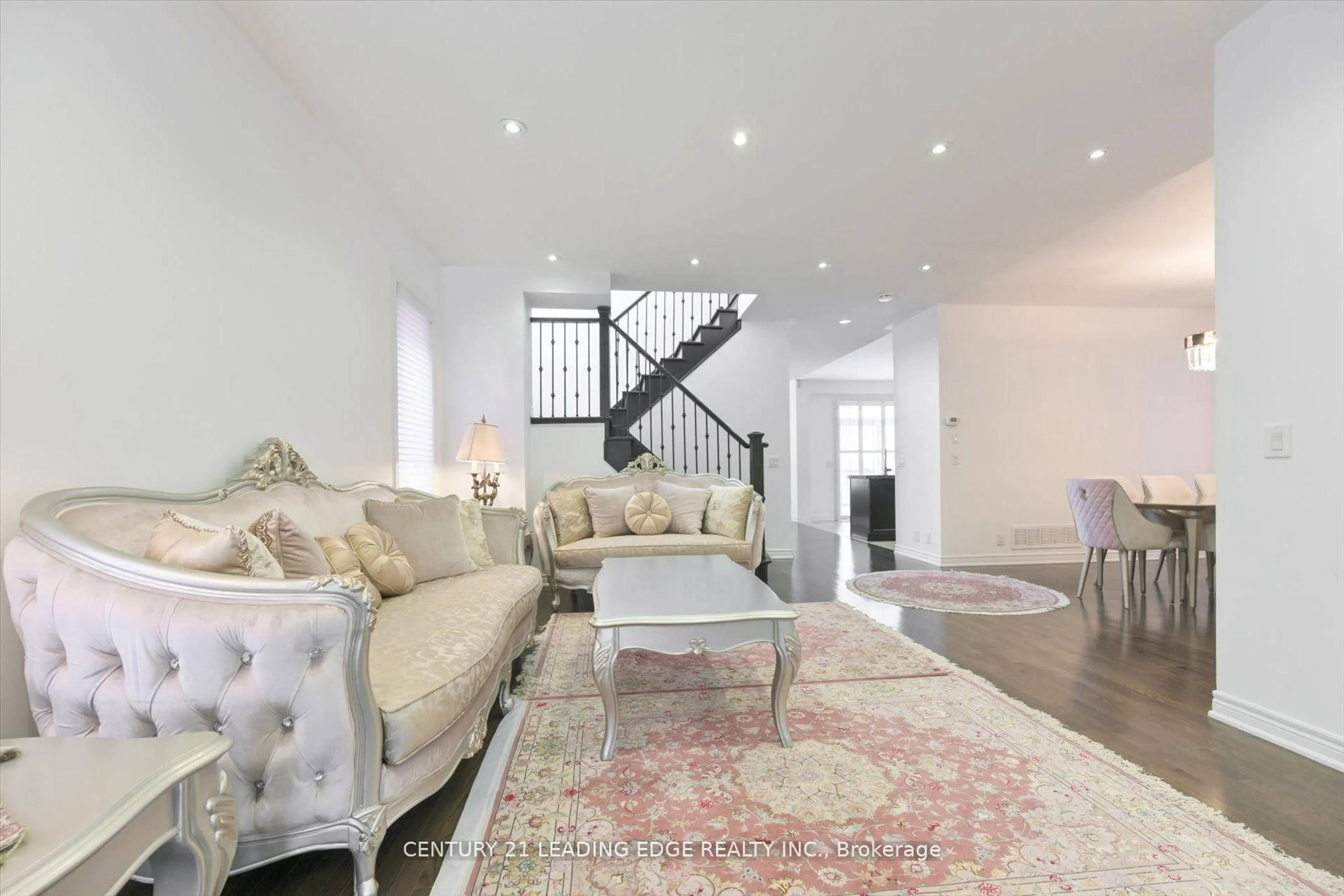 Living room with furniture, unknown for 18 Kerr Lane, Aurora Ontario L4G 0E5
