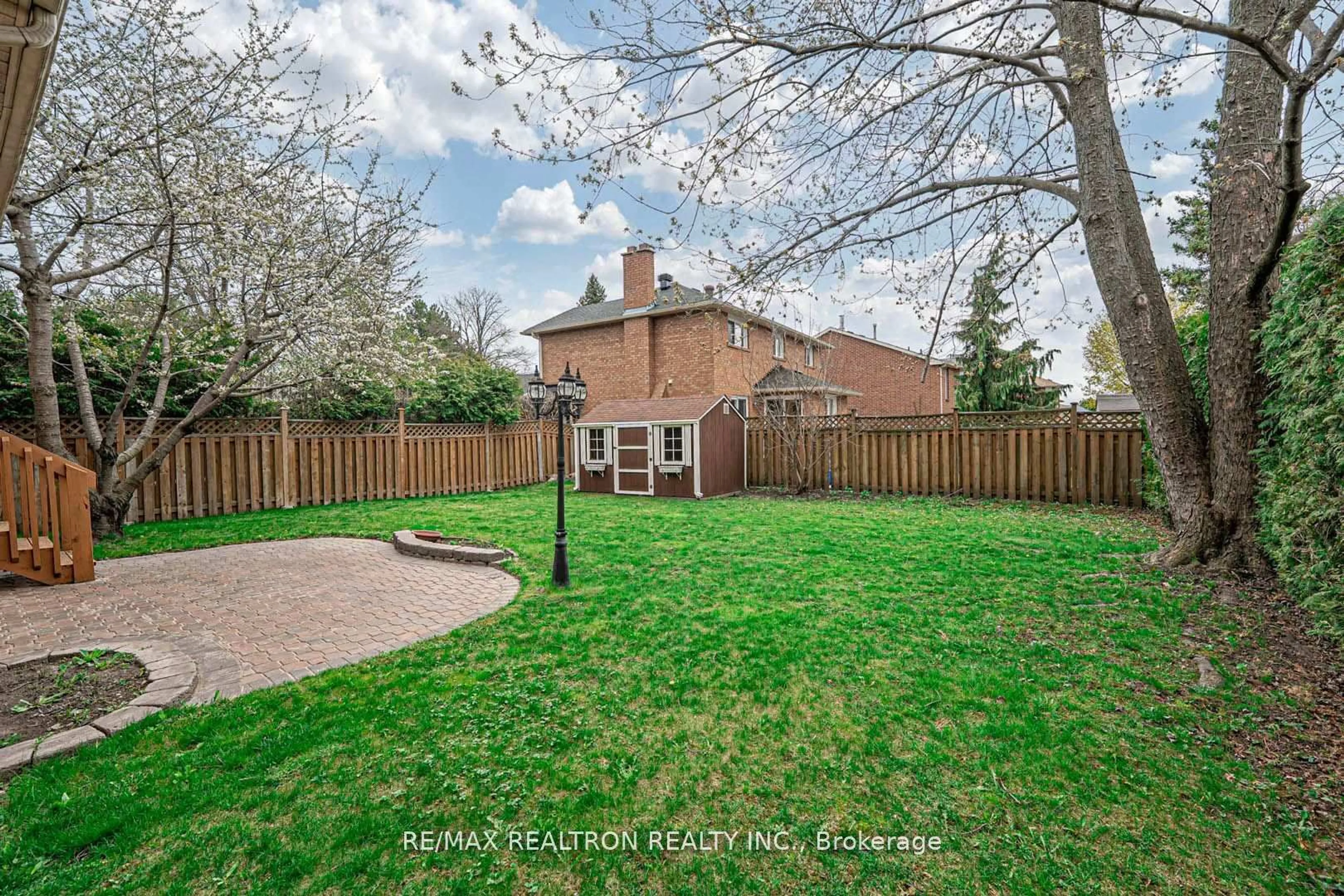 Patio, street for 53 Leighland Dr, Markham Ontario L3R 7R8
