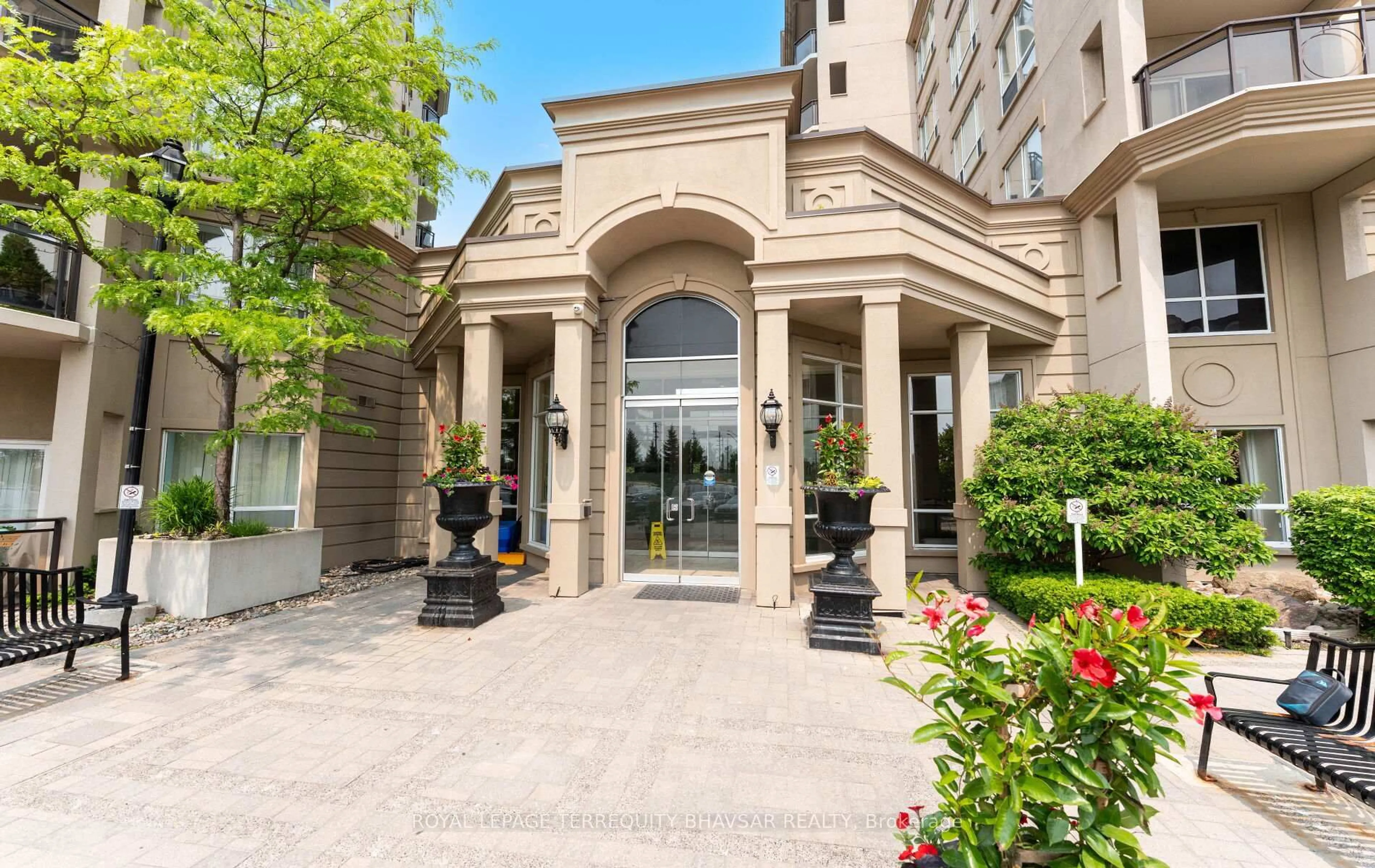 Indoor foyer for 8 Maison Parc Crt #812, Vaughan Ontario L4J 9K5