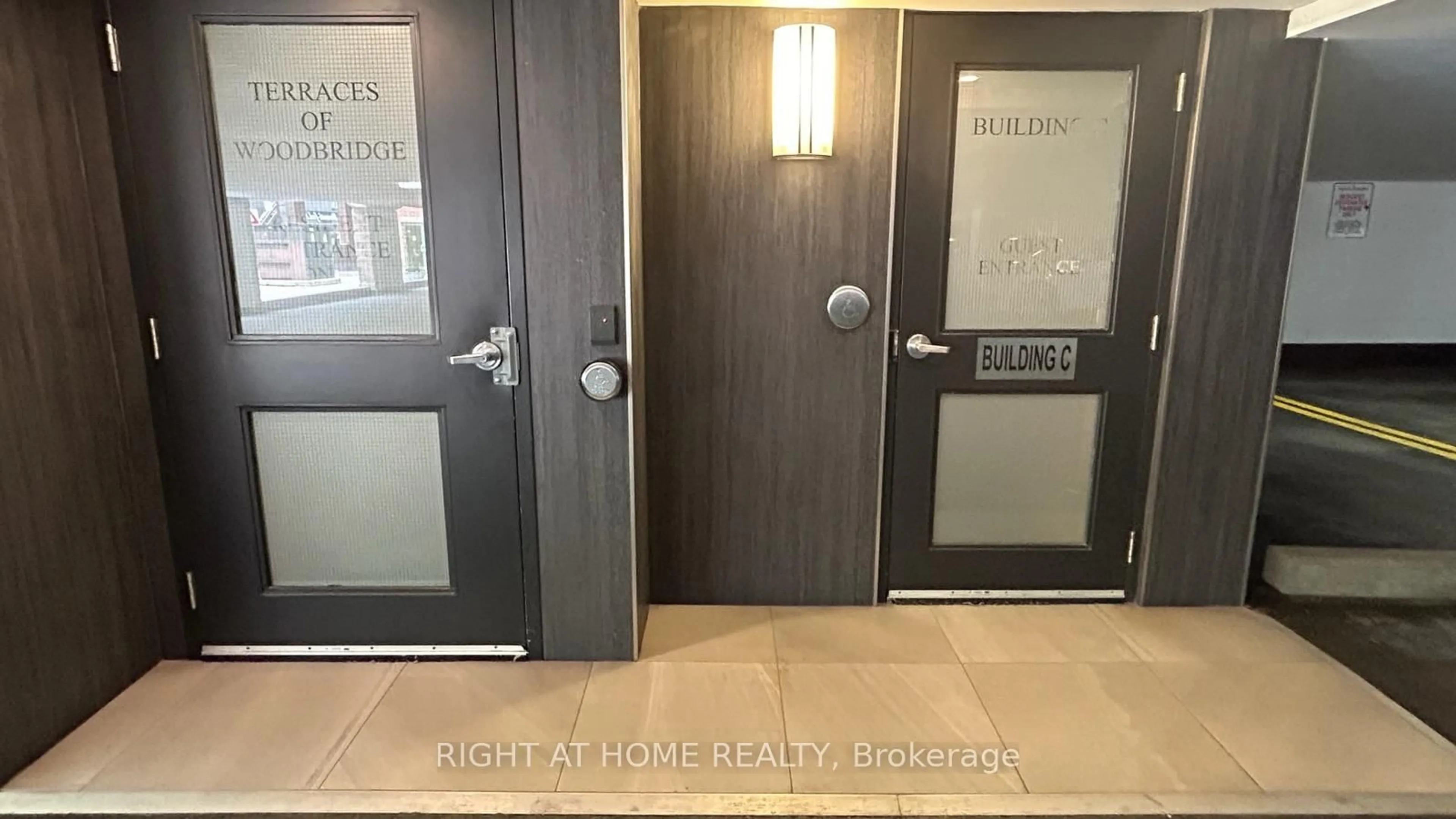 Indoor entryway for 121 Woodbridge Ave #221, Vaughan Ontario L4L 9E3