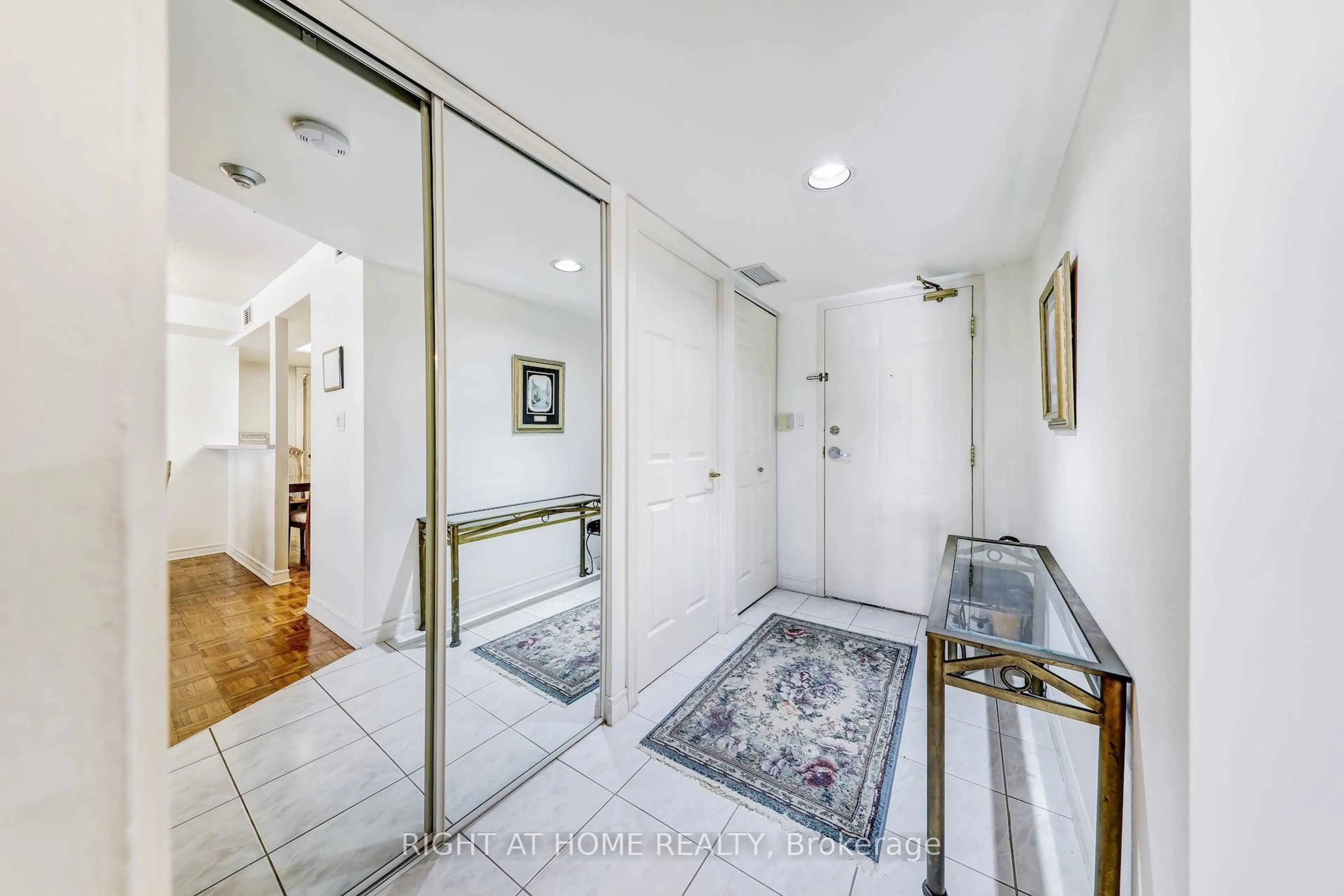 Indoor entryway for 121 Woodbridge Ave #221, Vaughan Ontario L4L 9E3