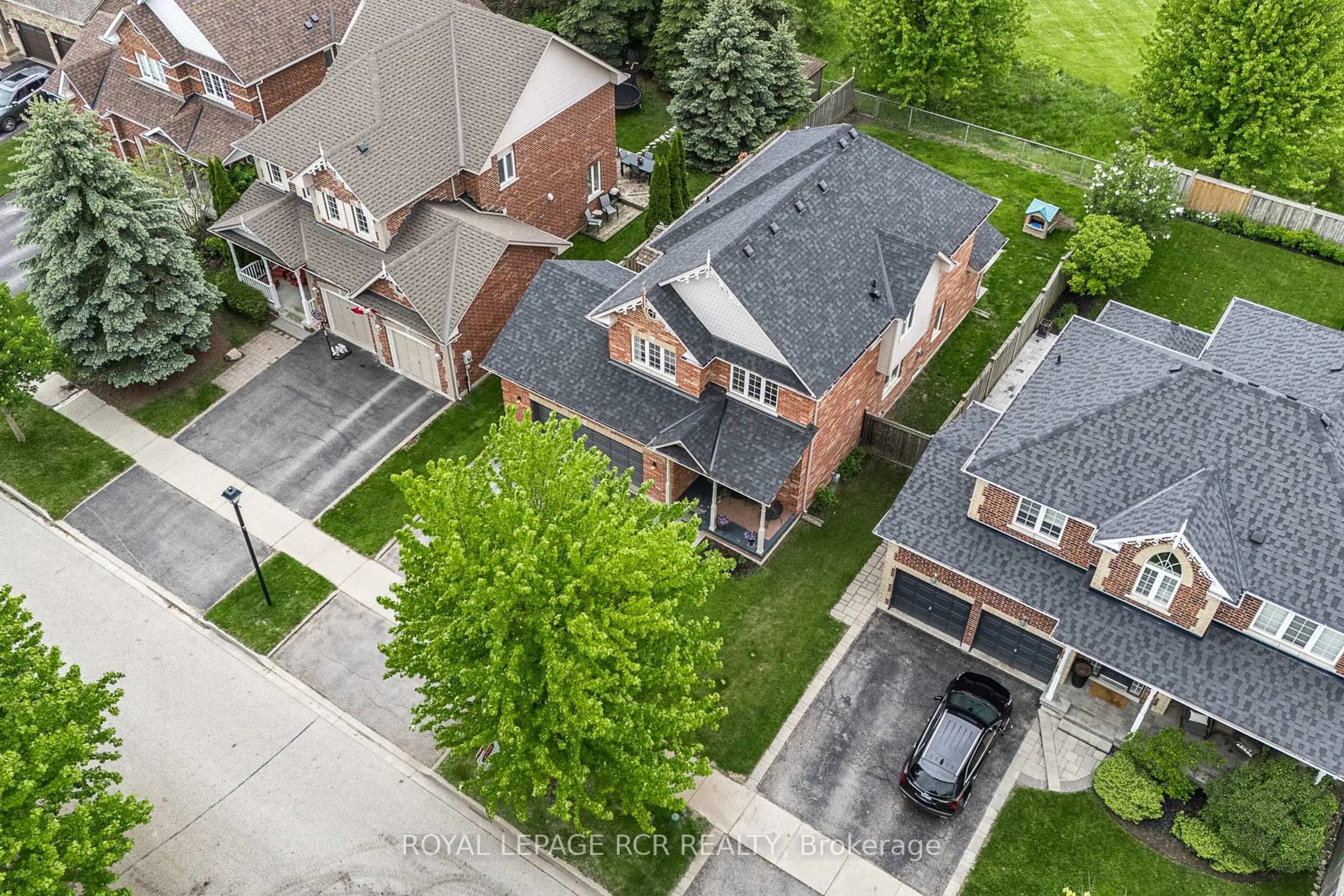 A pic from outside/outdoor area/front of a property/back of a property/a pic from drone, street for 4 Caseton Cres, Uxbridge Ontario L9P 1Z8