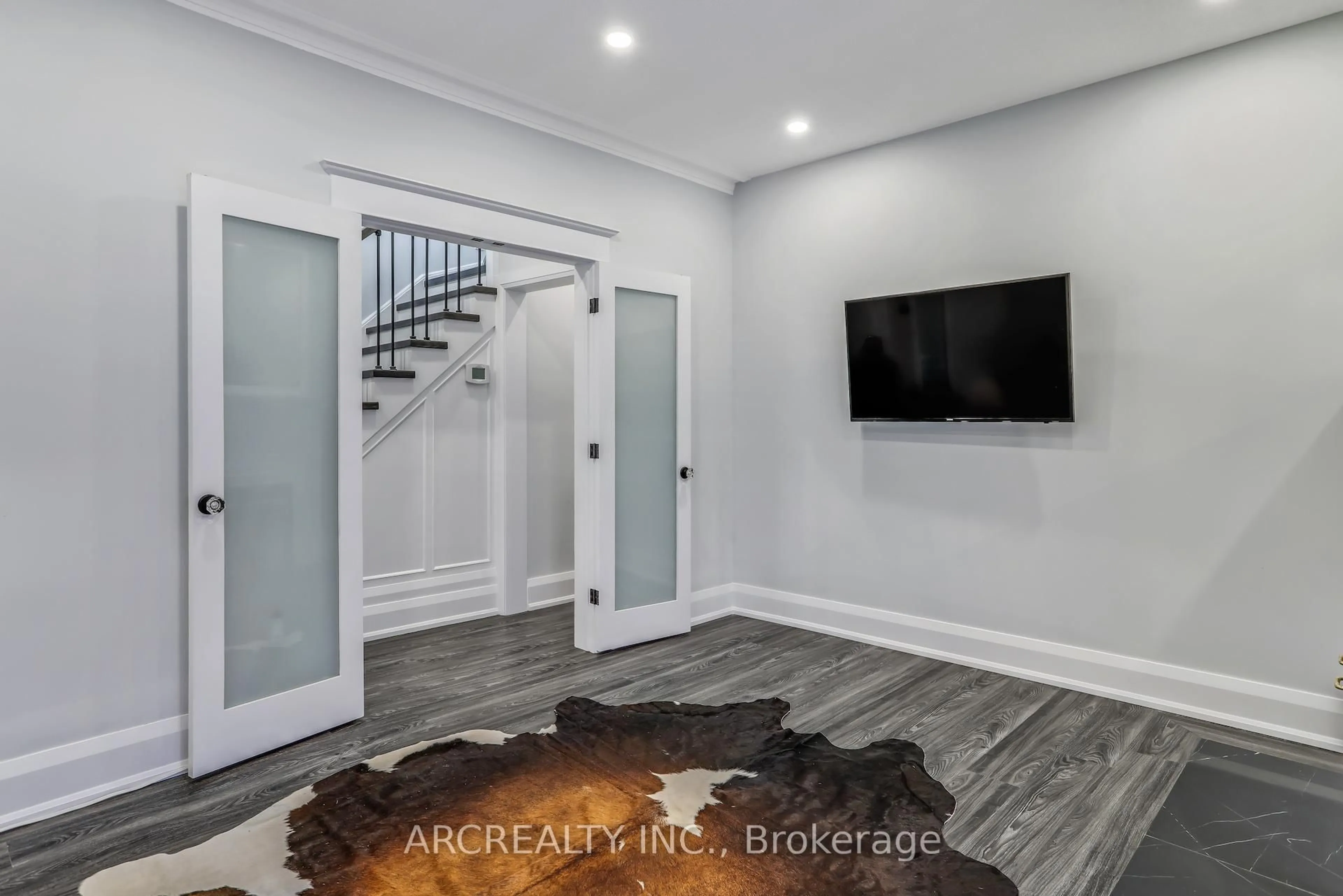 Indoor entryway for 97 Centre St, Richmond Hill Ontario L4C 1A3