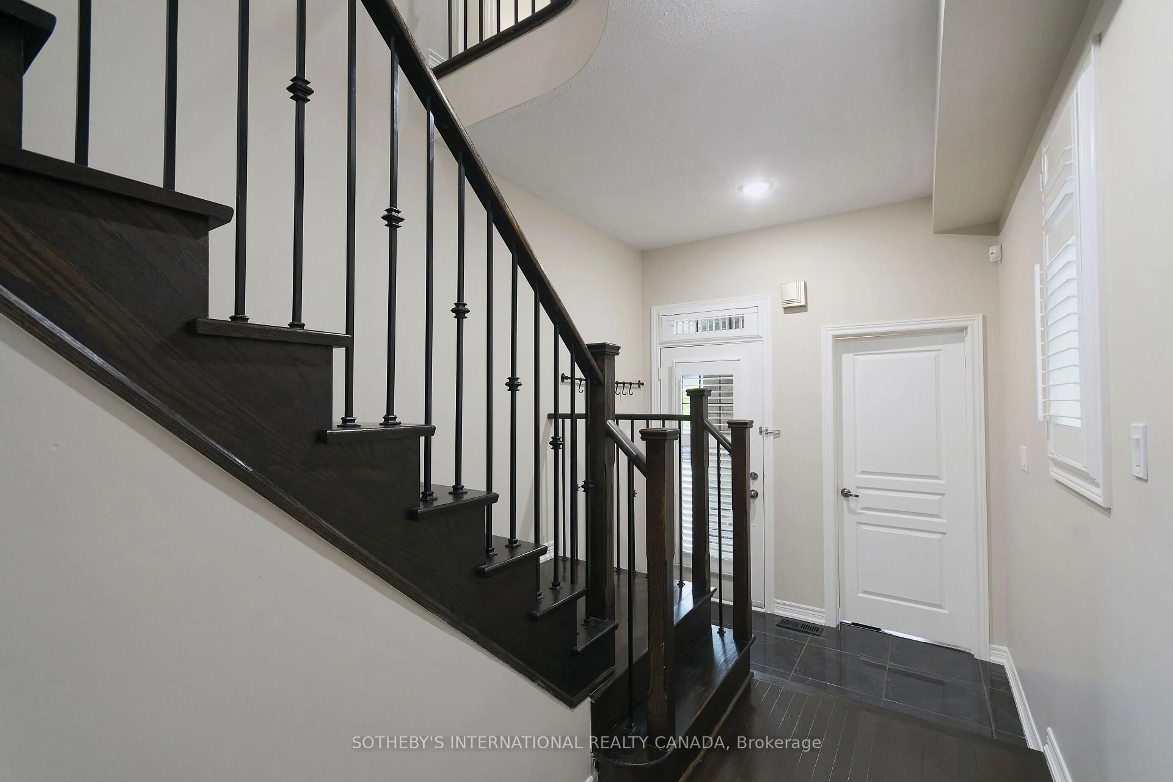 Indoor foyer for 86 Alexie Way, Vaughan Ontario L4H 3V3