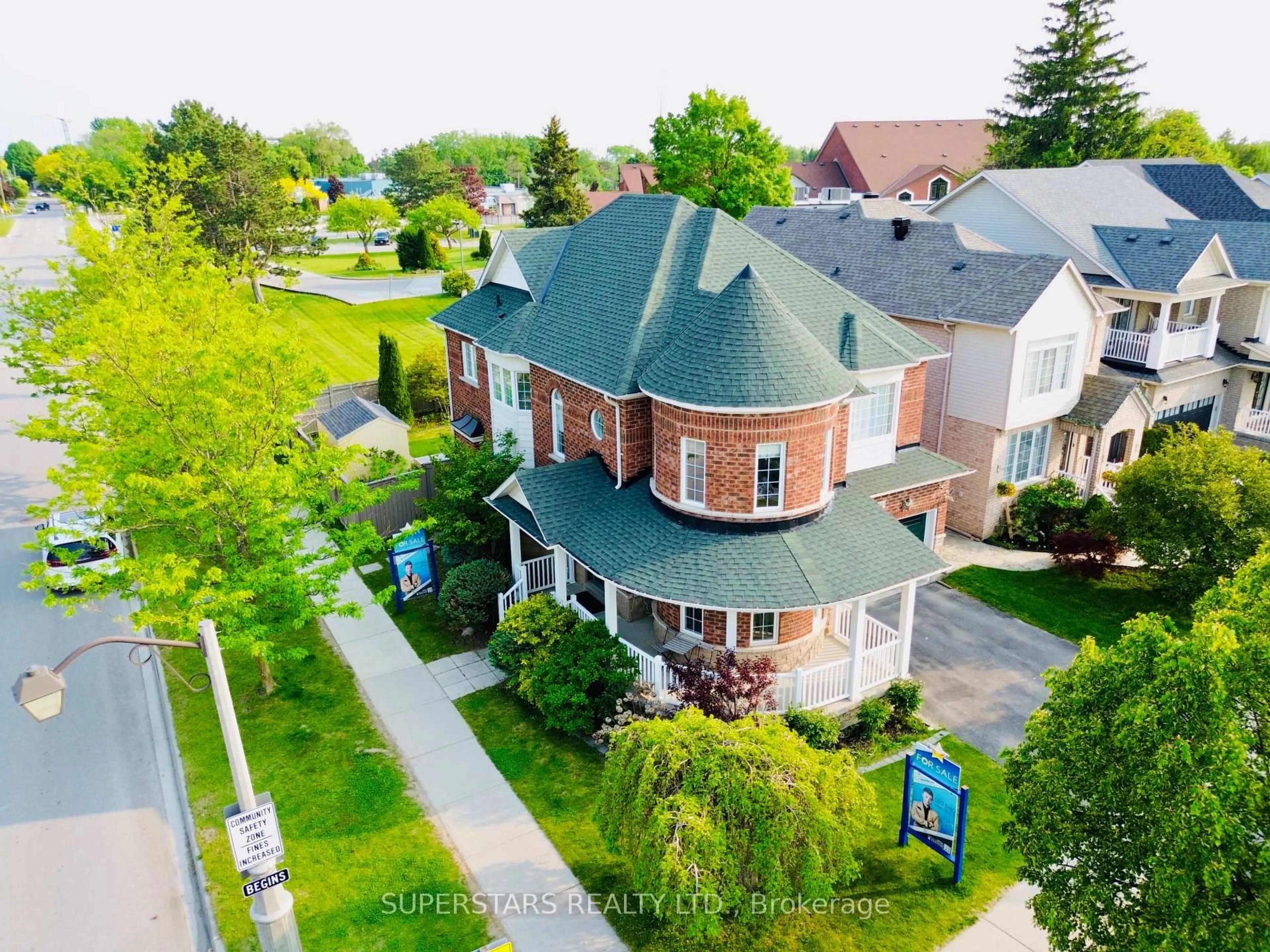 A pic from outside/outdoor area/front of a property/back of a property/a pic from drone, street for 704 Millard St, Whitchurch-Stouffville Ontario L4A 0B2