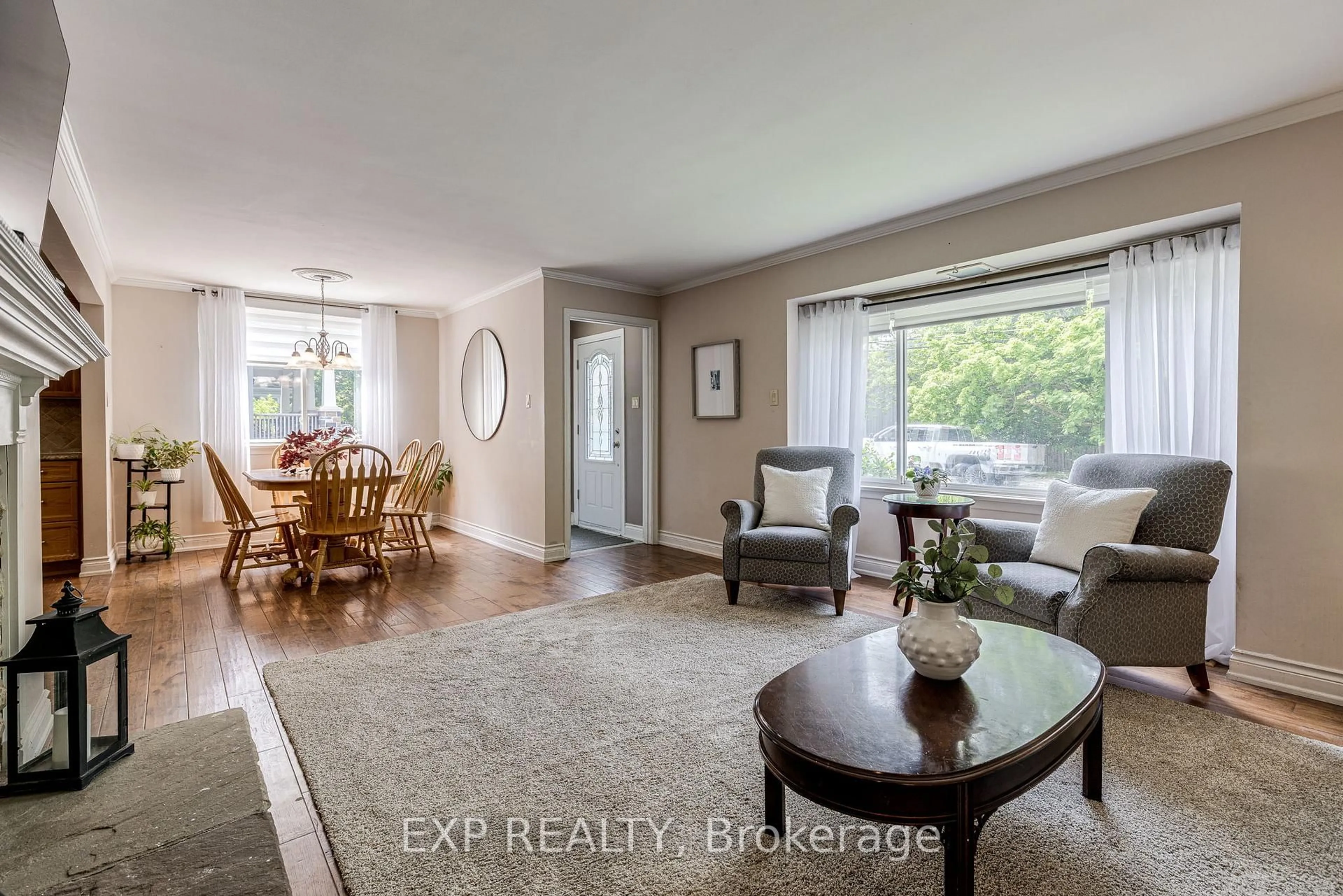 Living room with furniture, wood/laminate floor for 65 Franklin St, Uxbridge Ontario L9P 1J5
