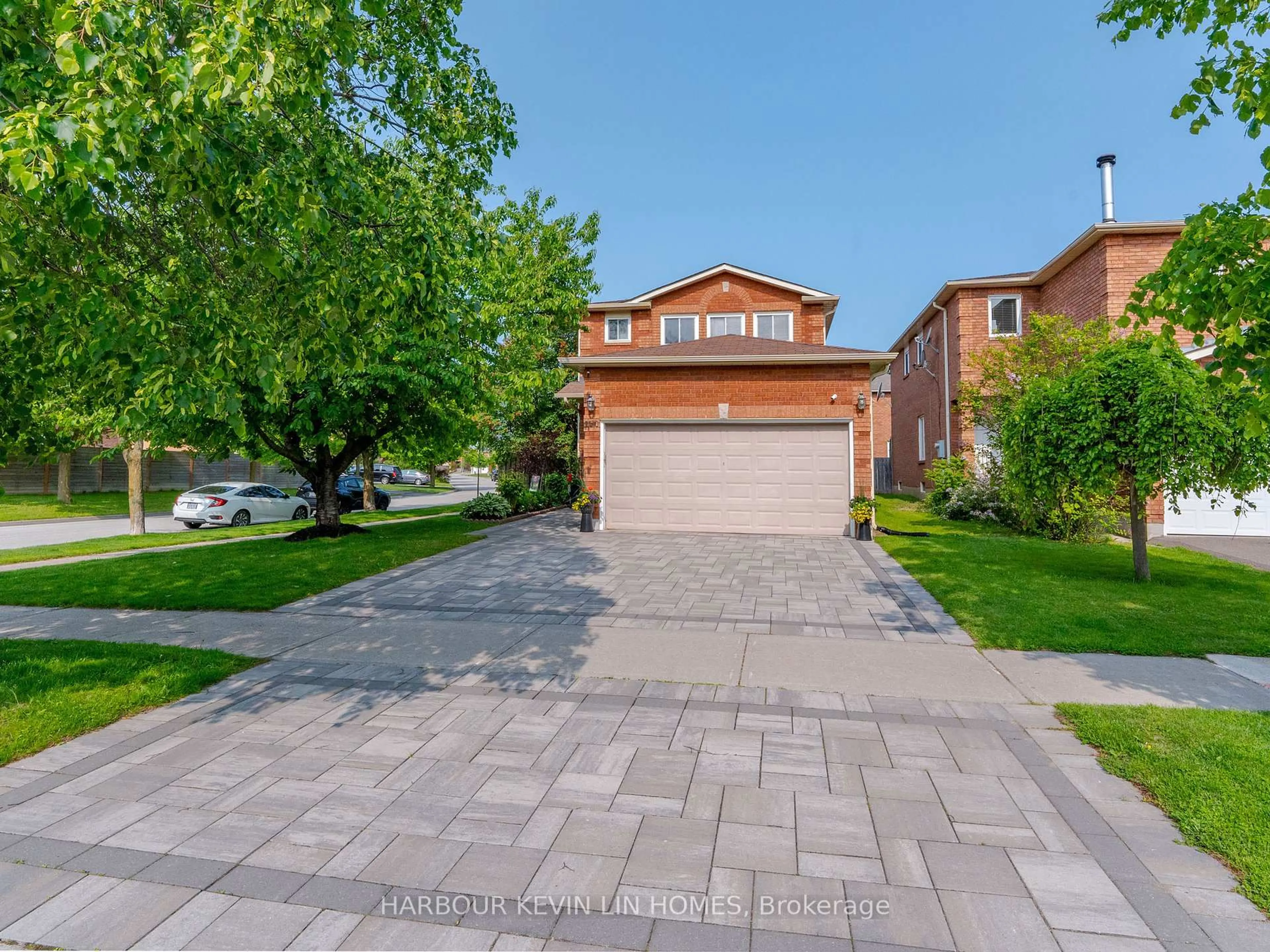 A pic from outside/outdoor area/front of a property/back of a property/a pic from drone, street for 150 Oldhill St, Richmond Hill Ontario L4C 9Z7