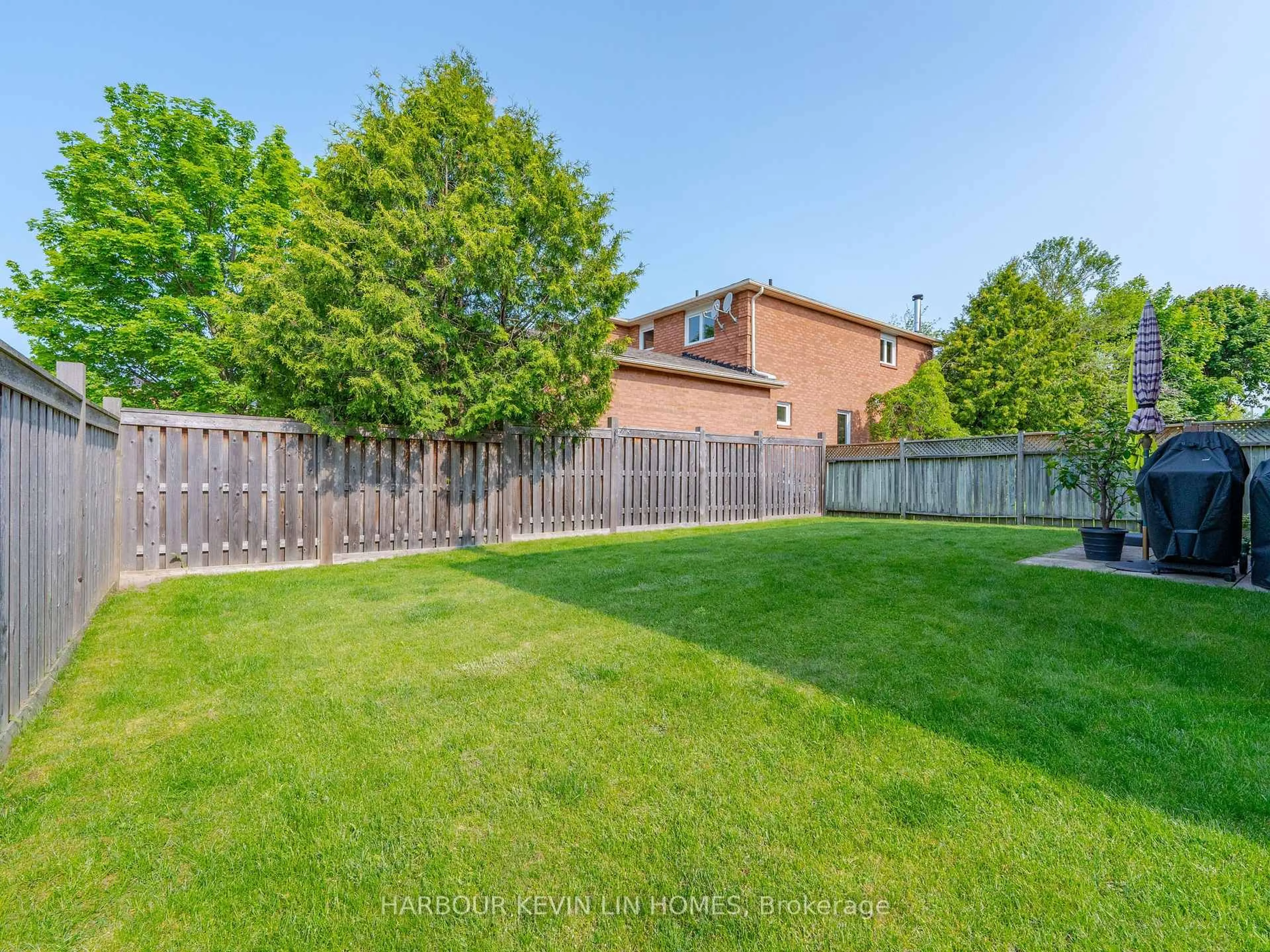 A pic from outside/outdoor area/front of a property/back of a property/a pic from drone, unknown for 150 Oldhill St, Richmond Hill Ontario L4C 9Z7