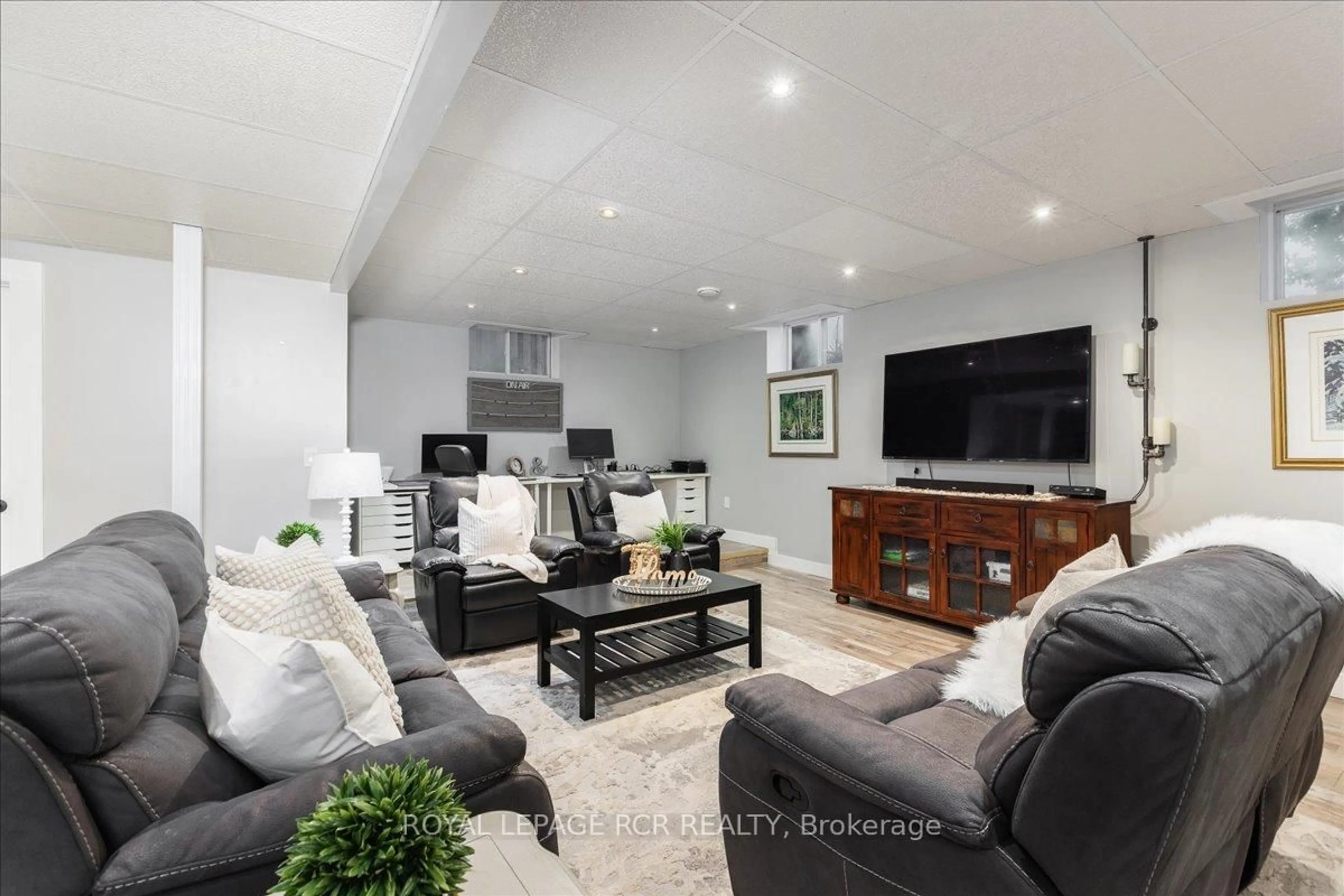 Living room with furniture, unknown for 395 Sandford Rd, Uxbridge Ontario L0C 1E0