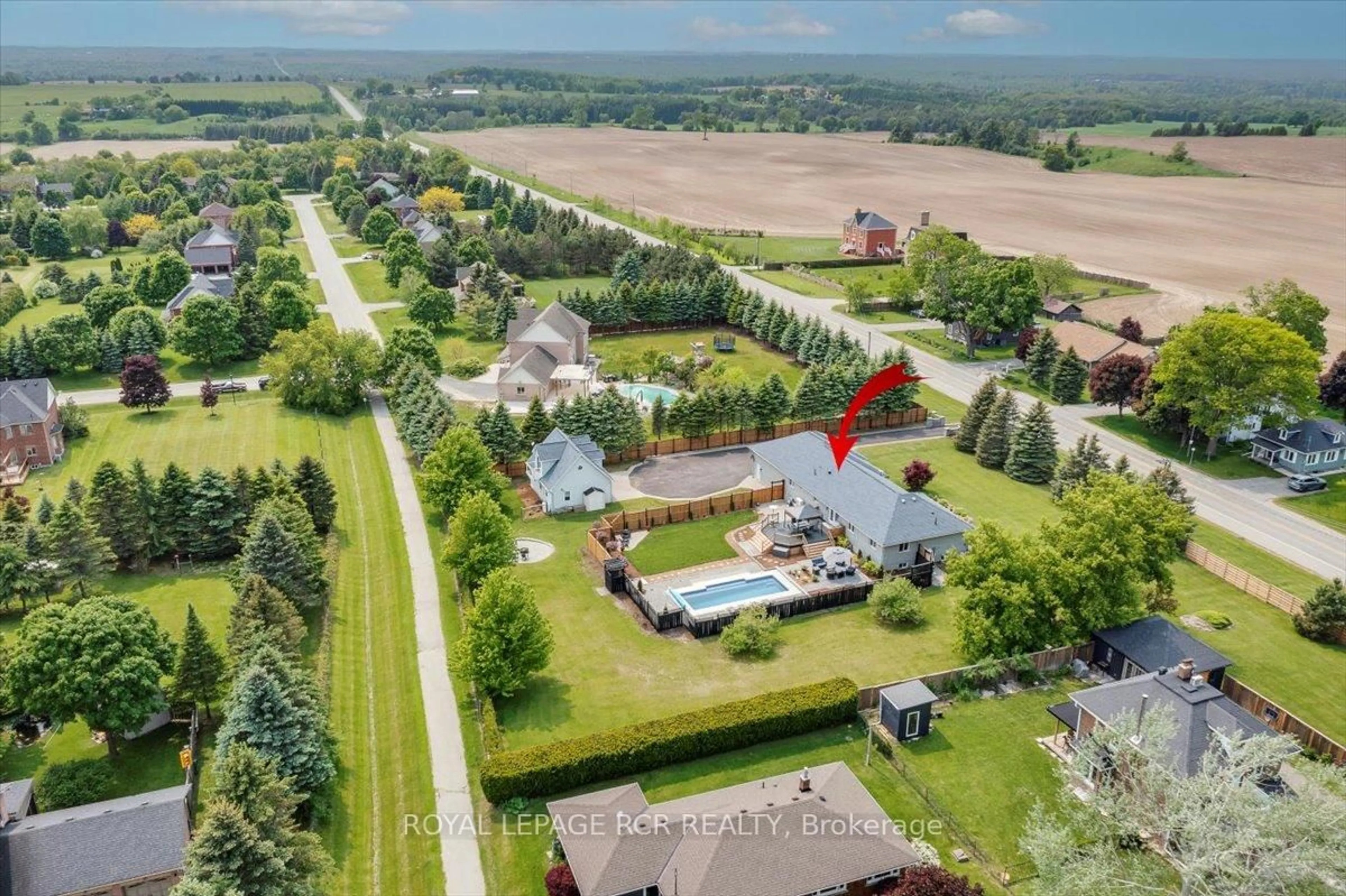 A pic from outside/outdoor area/front of a property/back of a property/a pic from drone, unknown for 395 Sandford Rd, Uxbridge Ontario L0C 1E0