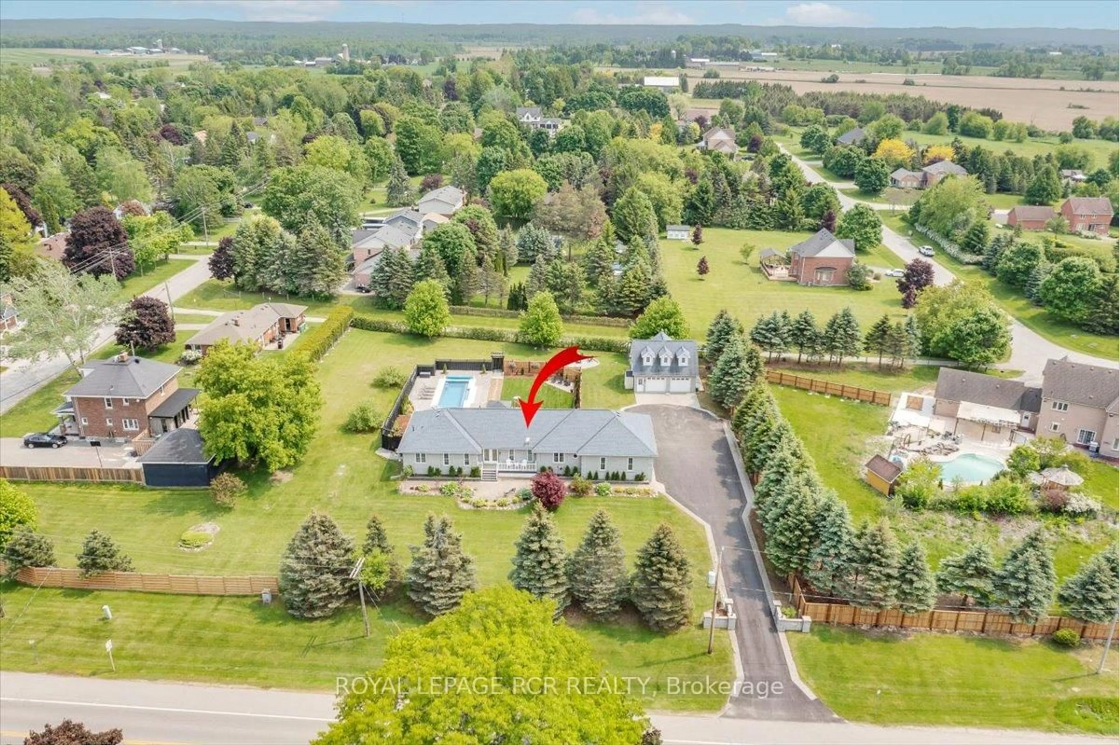 A pic from outside/outdoor area/front of a property/back of a property/a pic from drone, unknown for 395 Sandford Rd, Uxbridge Ontario L0C 1E0