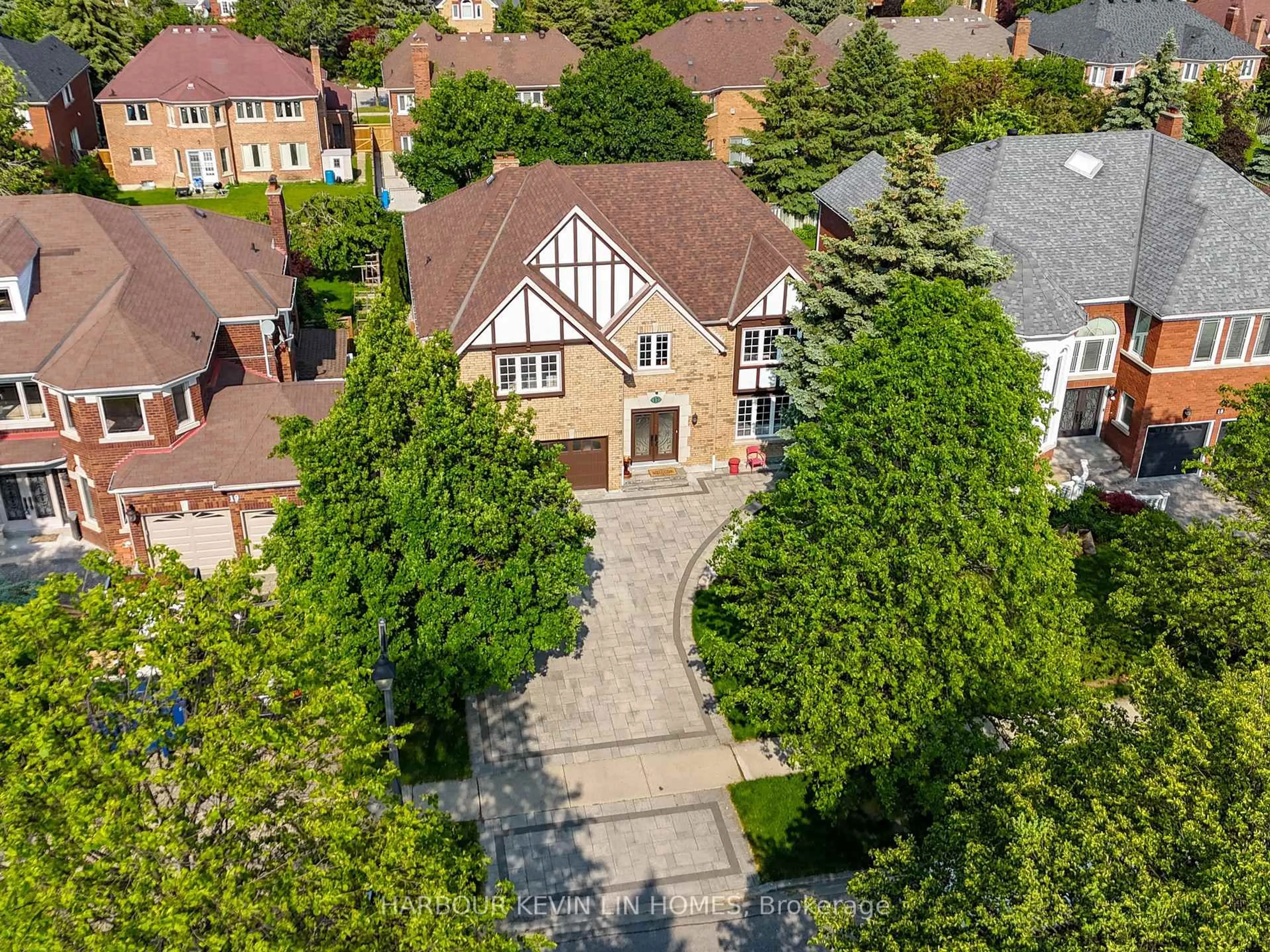 A pic from outside/outdoor area/front of a property/back of a property/a pic from drone, street for 17 Dalewood Dr, Richmond Hill Ontario L4B 3C3
