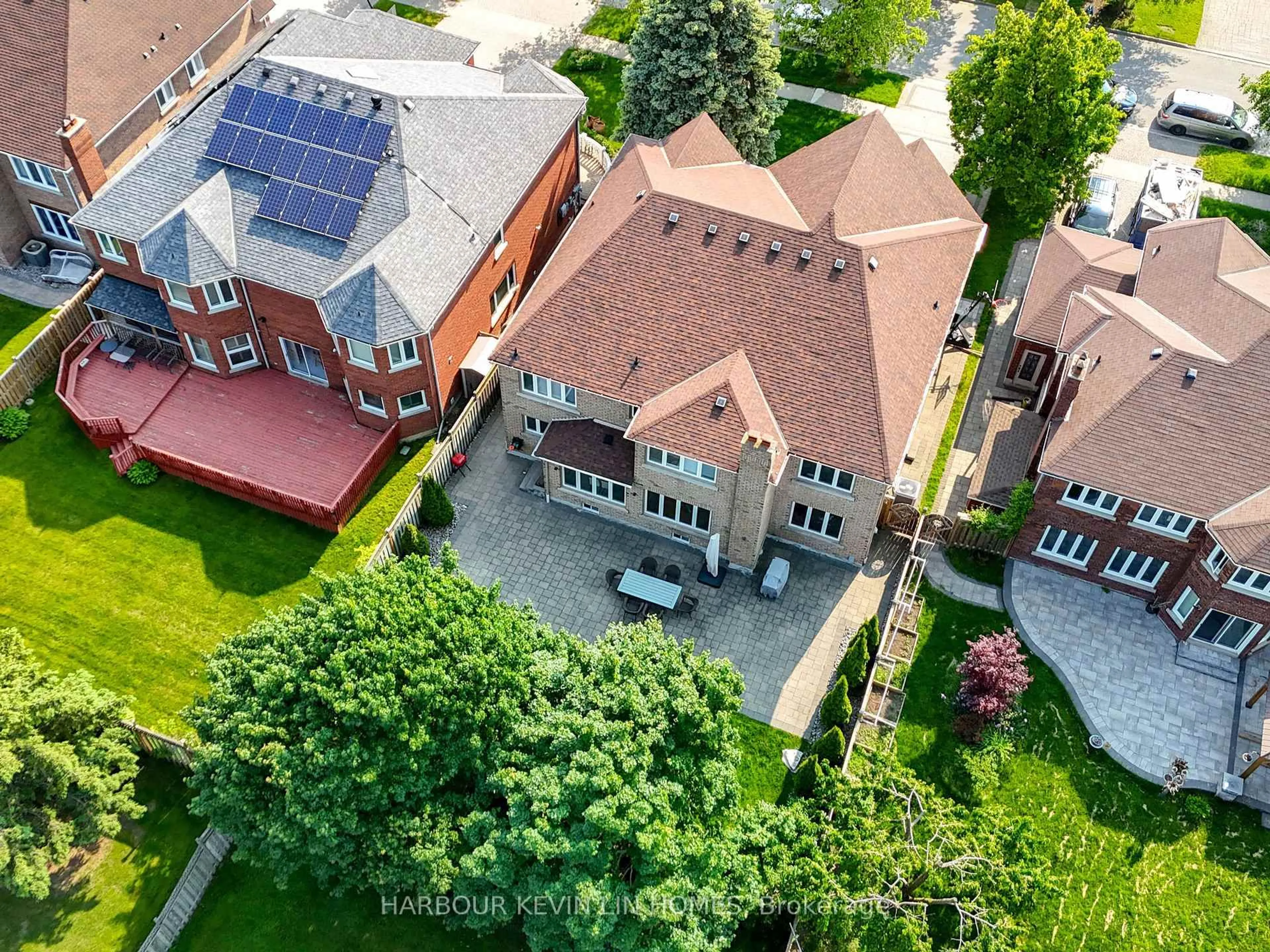 A pic from outside/outdoor area/front of a property/back of a property/a pic from drone, city buildings view from balcony for 17 Dalewood Dr, Richmond Hill Ontario L4B 3C3