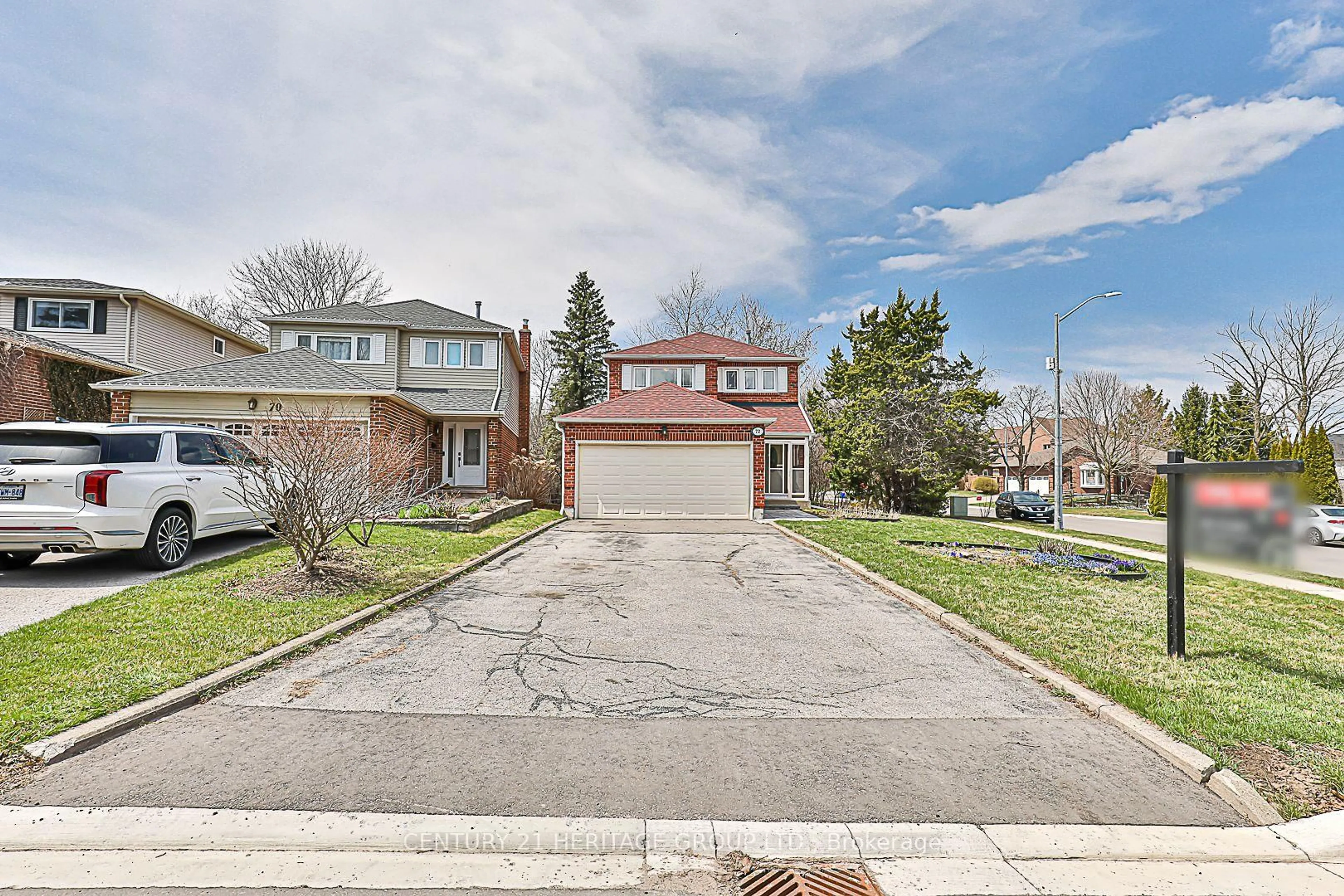 A pic from outside/outdoor area/front of a property/back of a property/a pic from drone, street for 72 Seaton Dr, Aurora Ontario L4G 6B6