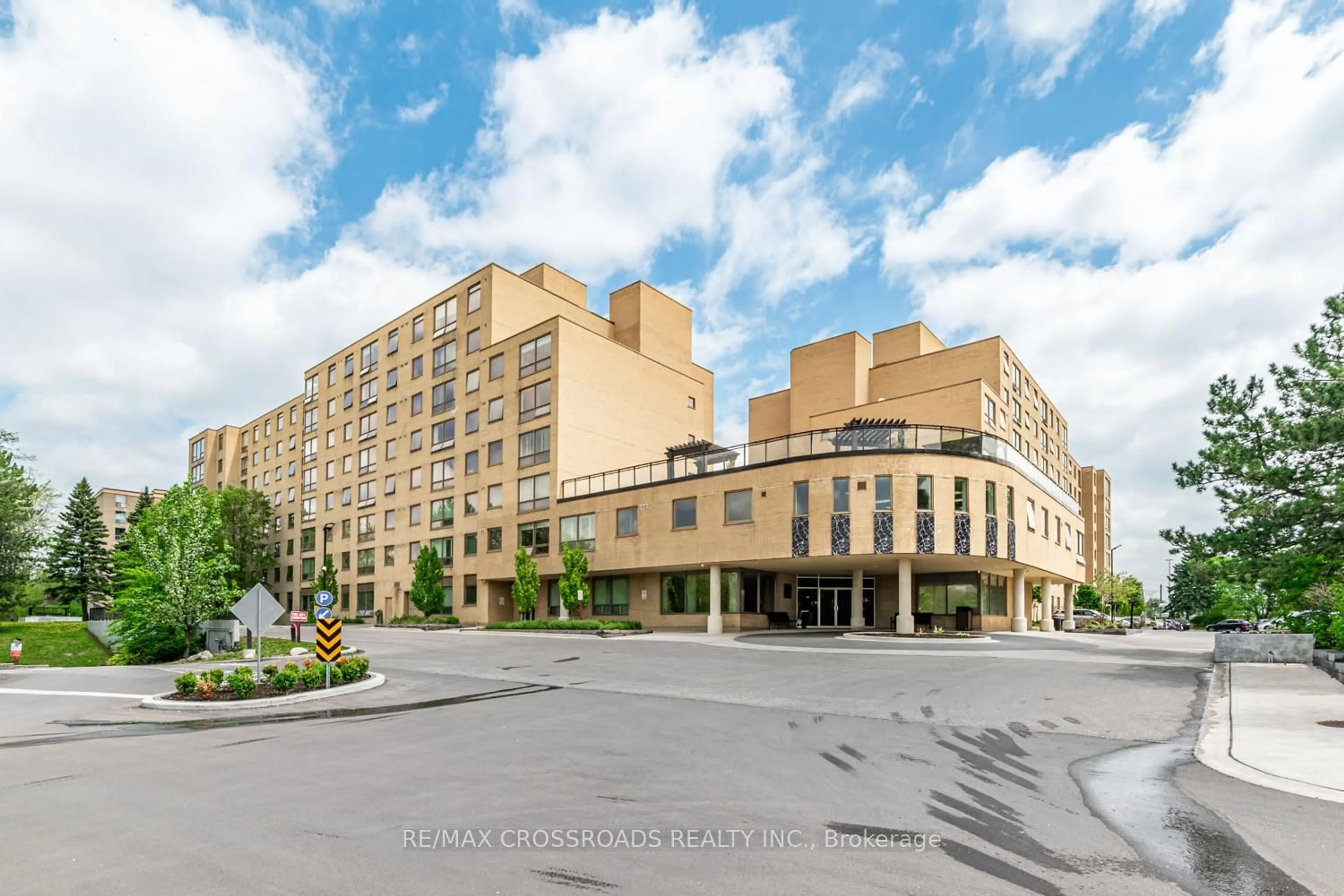 Patio, building for 326 Major Mackenzie Dr #626, Richmond Hill Ontario L4C 8T4