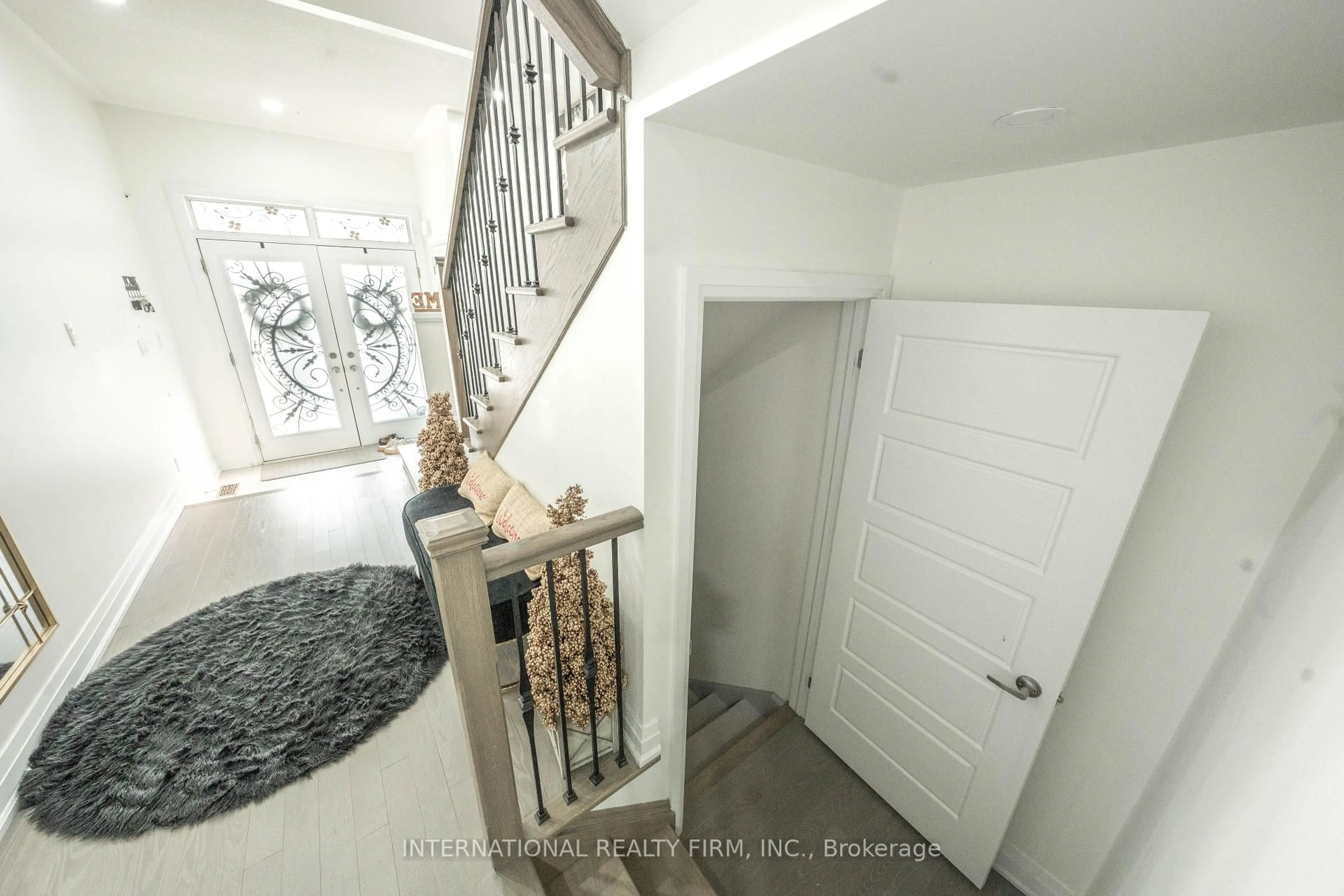 Indoor entryway for 61 Tiberini Way, Bradford West Gwillimbury Ontario L3Z 4K3