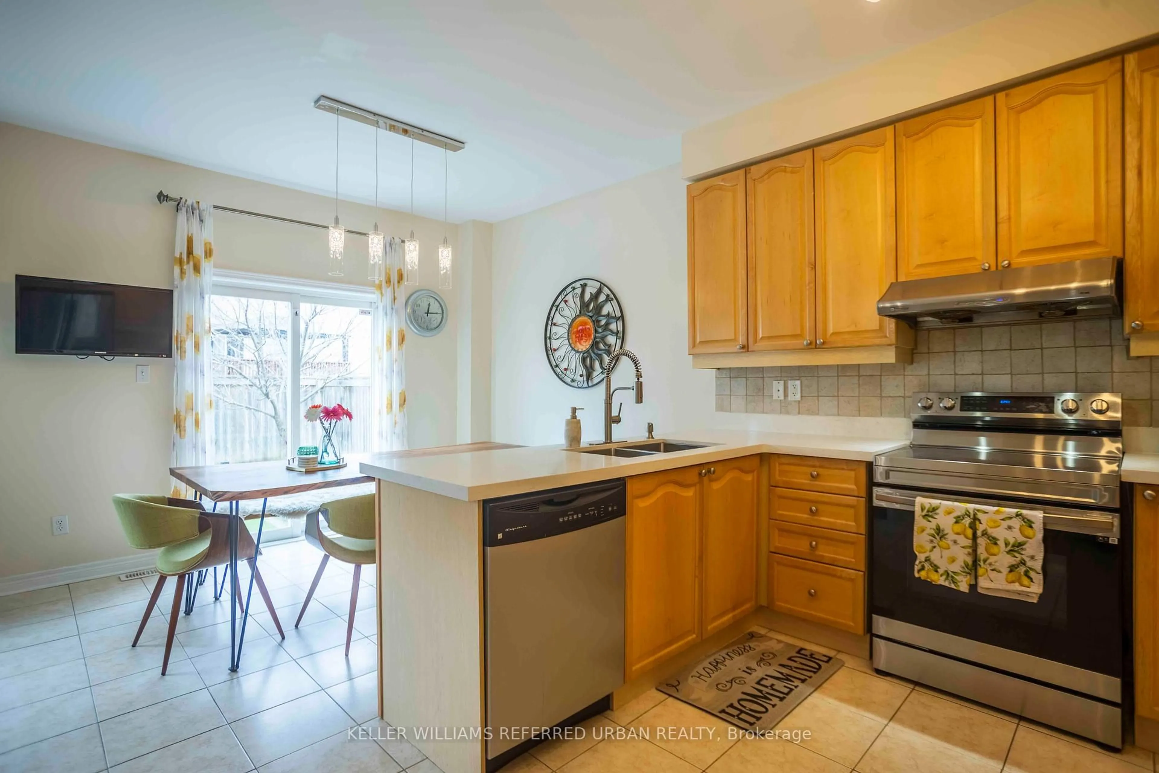 Open concept kitchen, ceramic/tile floor for 462 Reeves Way Blvd, Whitchurch-Stouffville Ontario L4A 0H2
