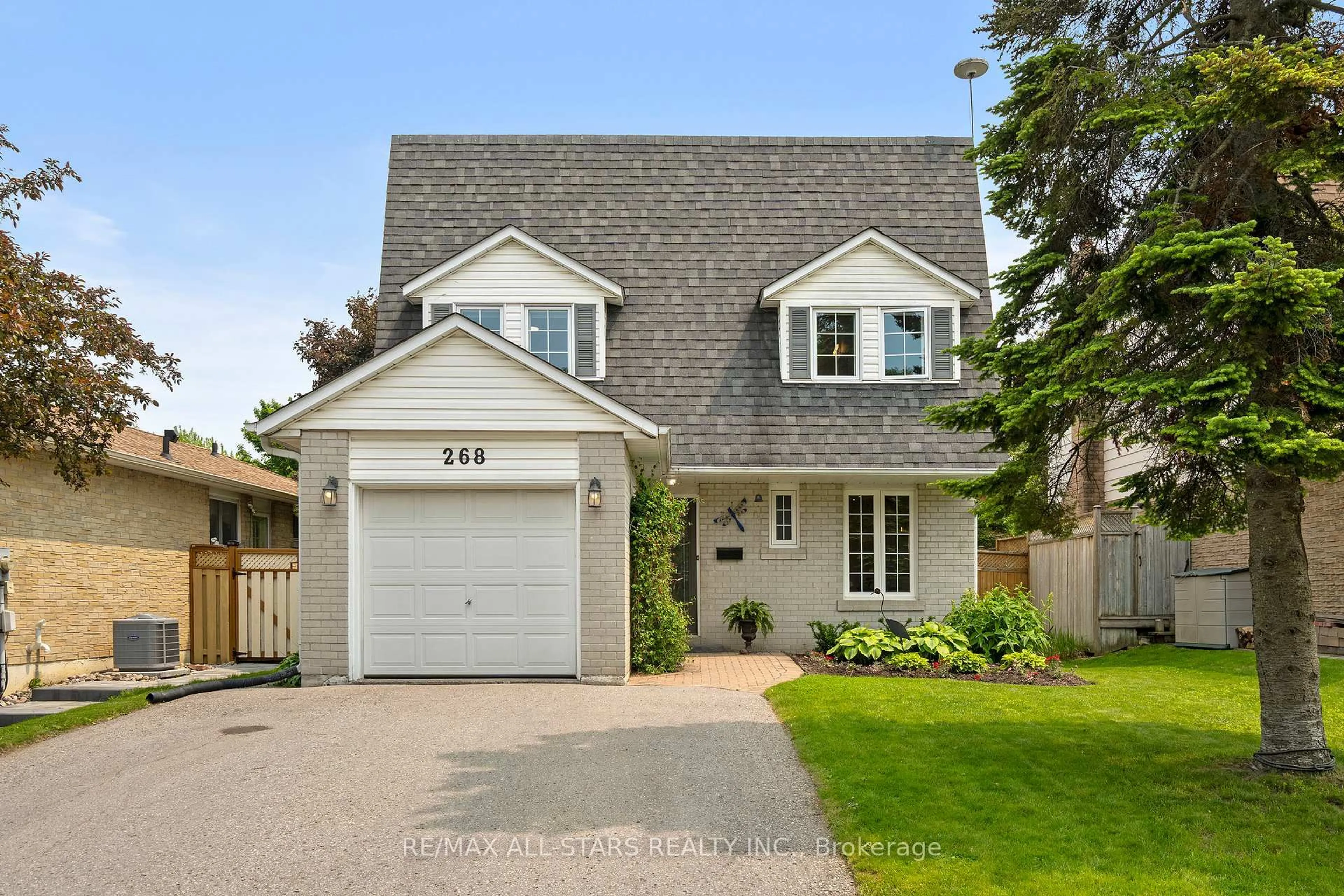 Home with vinyl exterior material, street for 268 Currey Cres, Newmarket Ontario L3Y 5M9