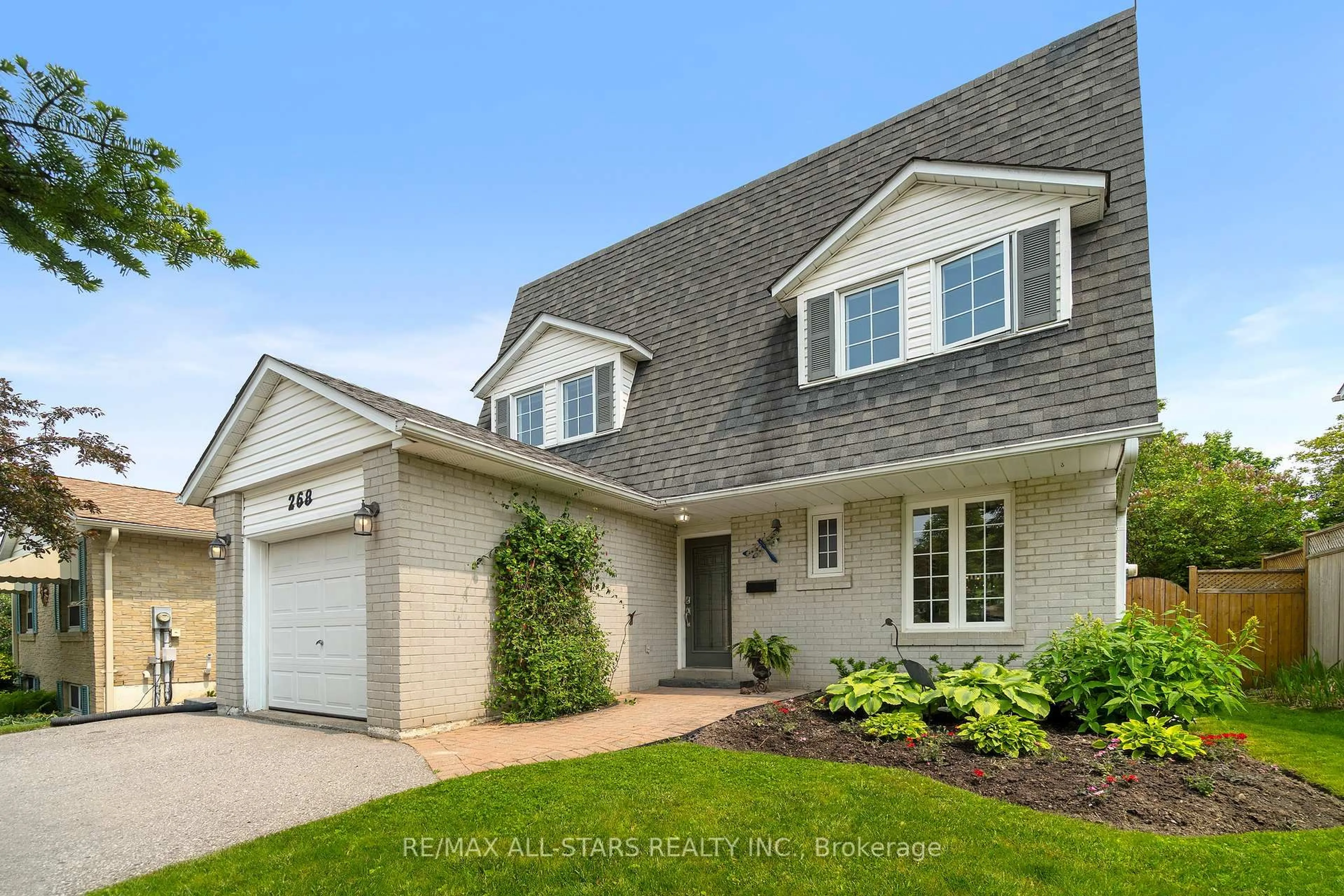 Home with vinyl exterior material, street for 268 Currey Cres, Newmarket Ontario L3Y 5M9