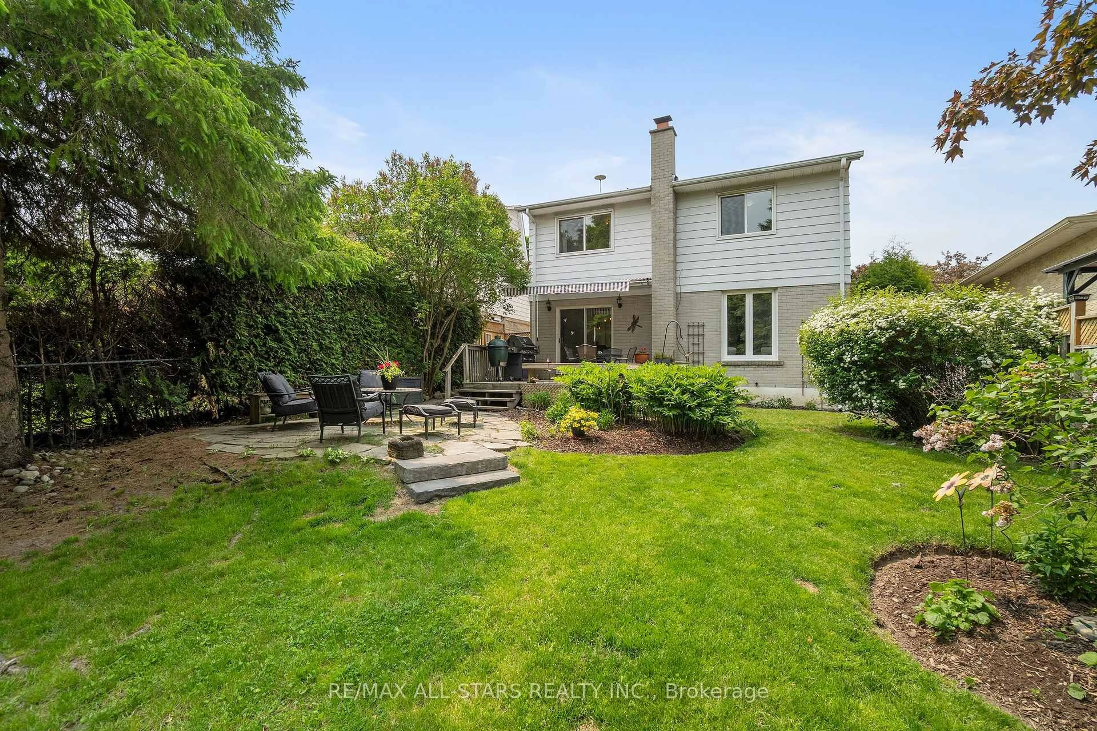A pic from outside/outdoor area/front of a property/back of a property/a pic from drone, street for 268 Currey Cres, Newmarket Ontario L3Y 5M9