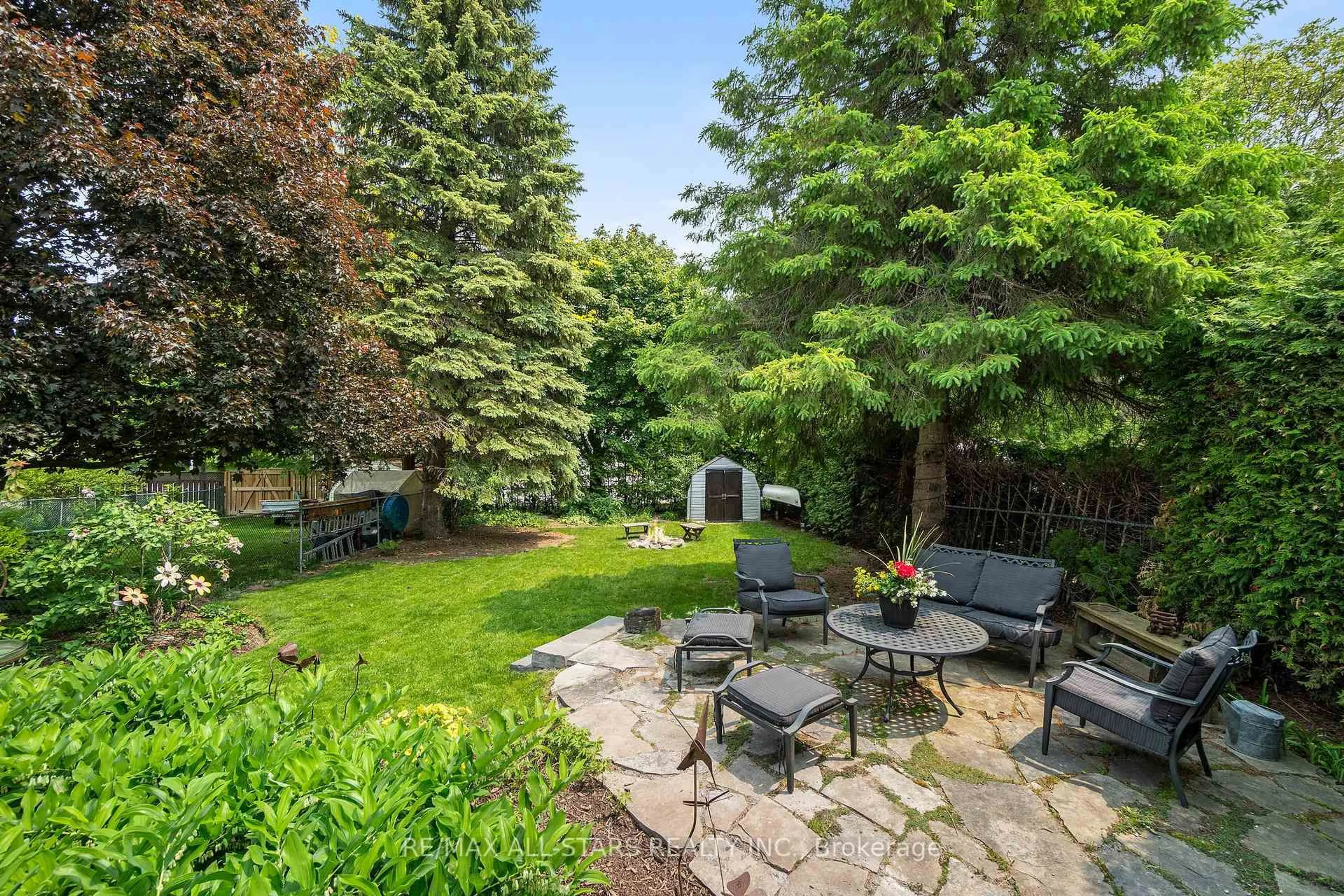 Patio, street for 268 Currey Cres, Newmarket Ontario L3Y 5M9